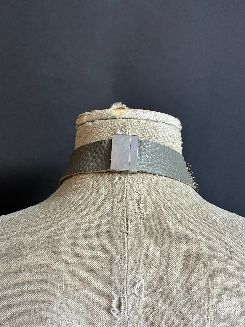 Collar Nudo Corto Plateado/Plateado