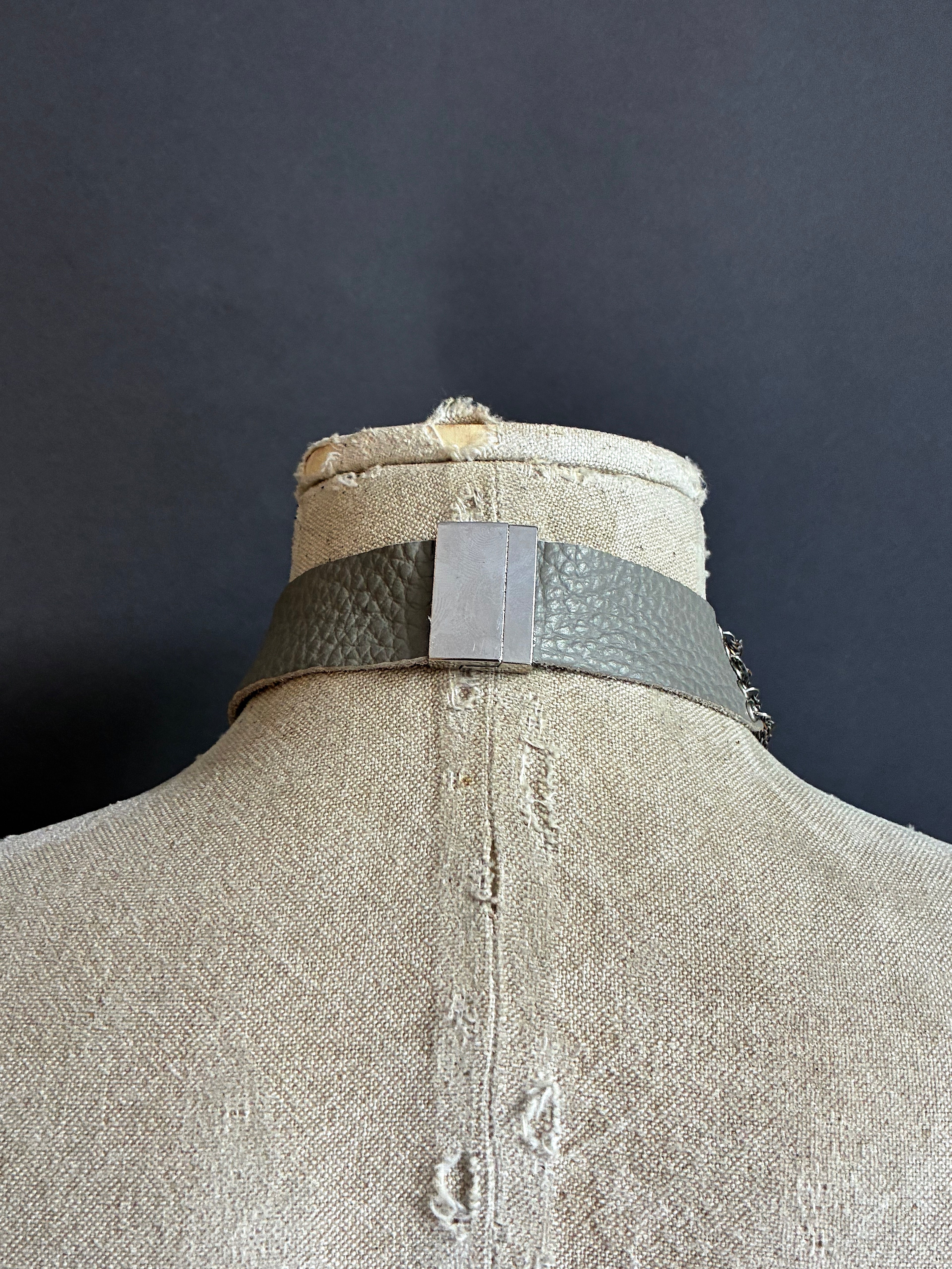 Collar Nudo Corto Plateado/Plateado