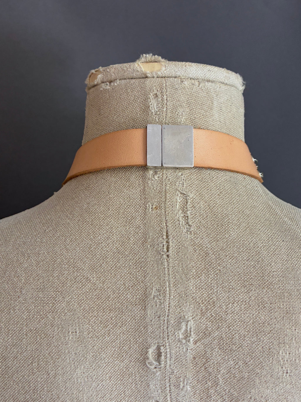 Collar Nudo Largo Plateado/Latón envejecido