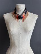 Cuello joya "Cobra" con flecos y acento naranja