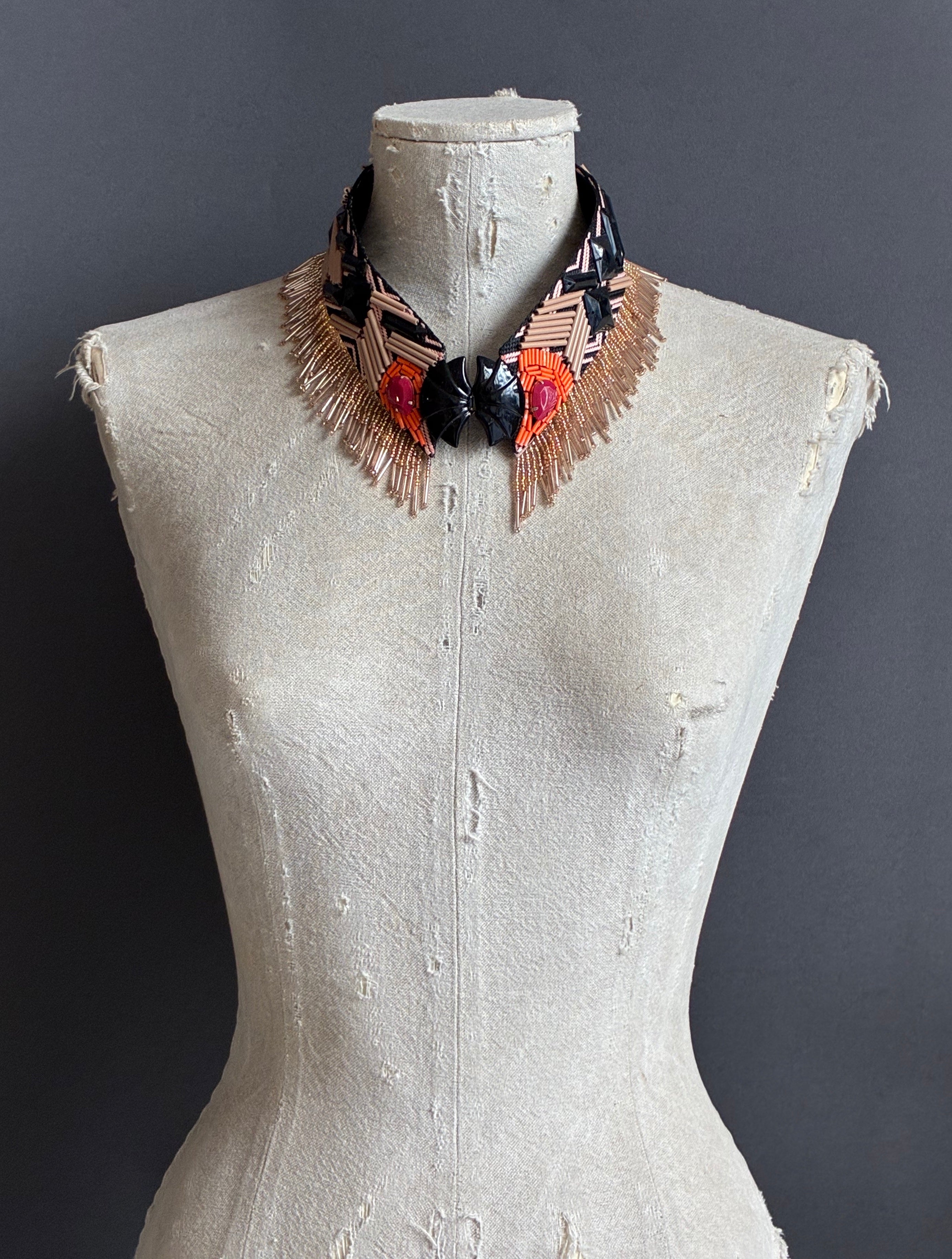 Cuello joya "Cobra" con flecos y acento naranja