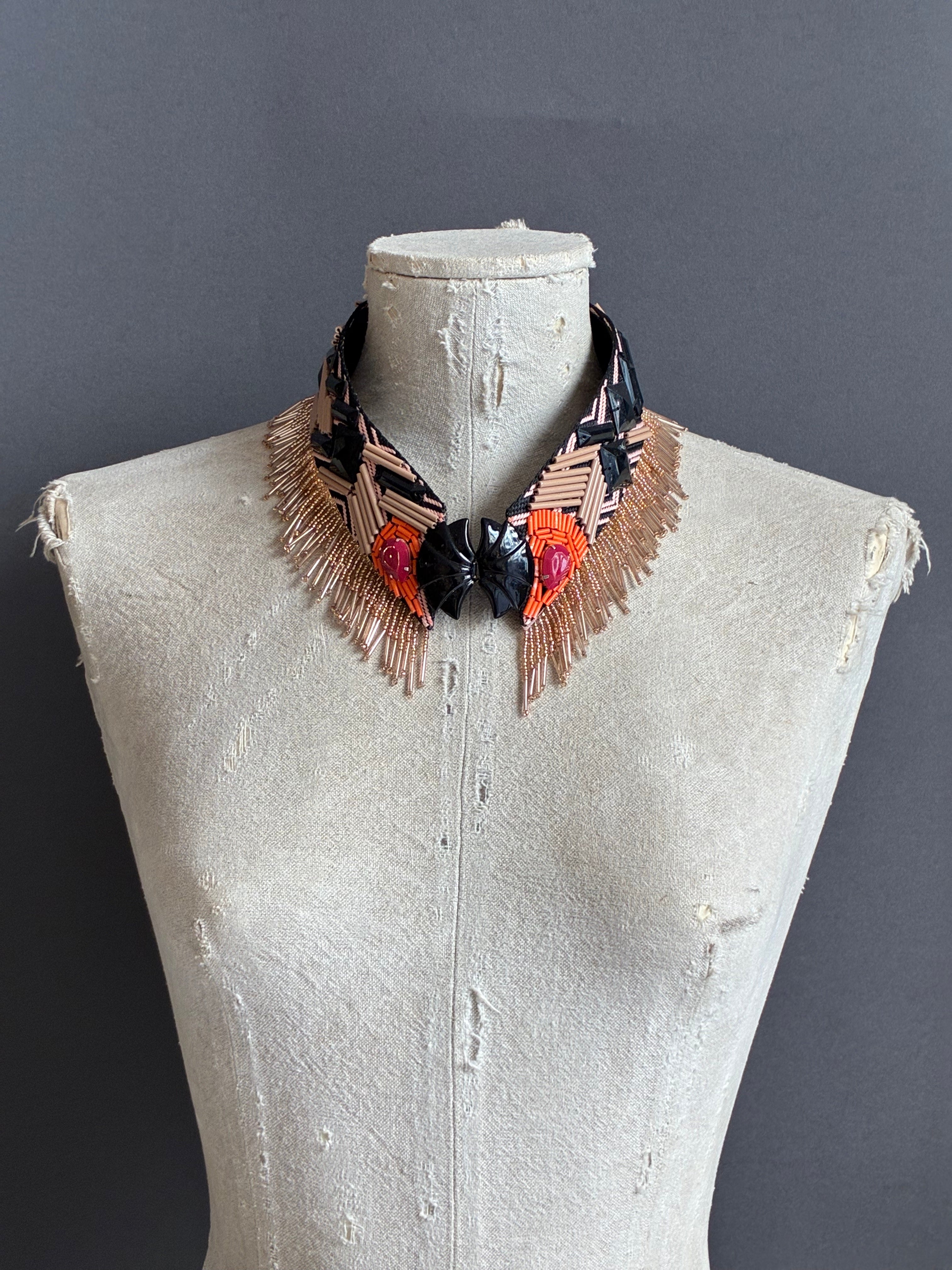 Cuello joya "Cobra" con flecos y acento naranja