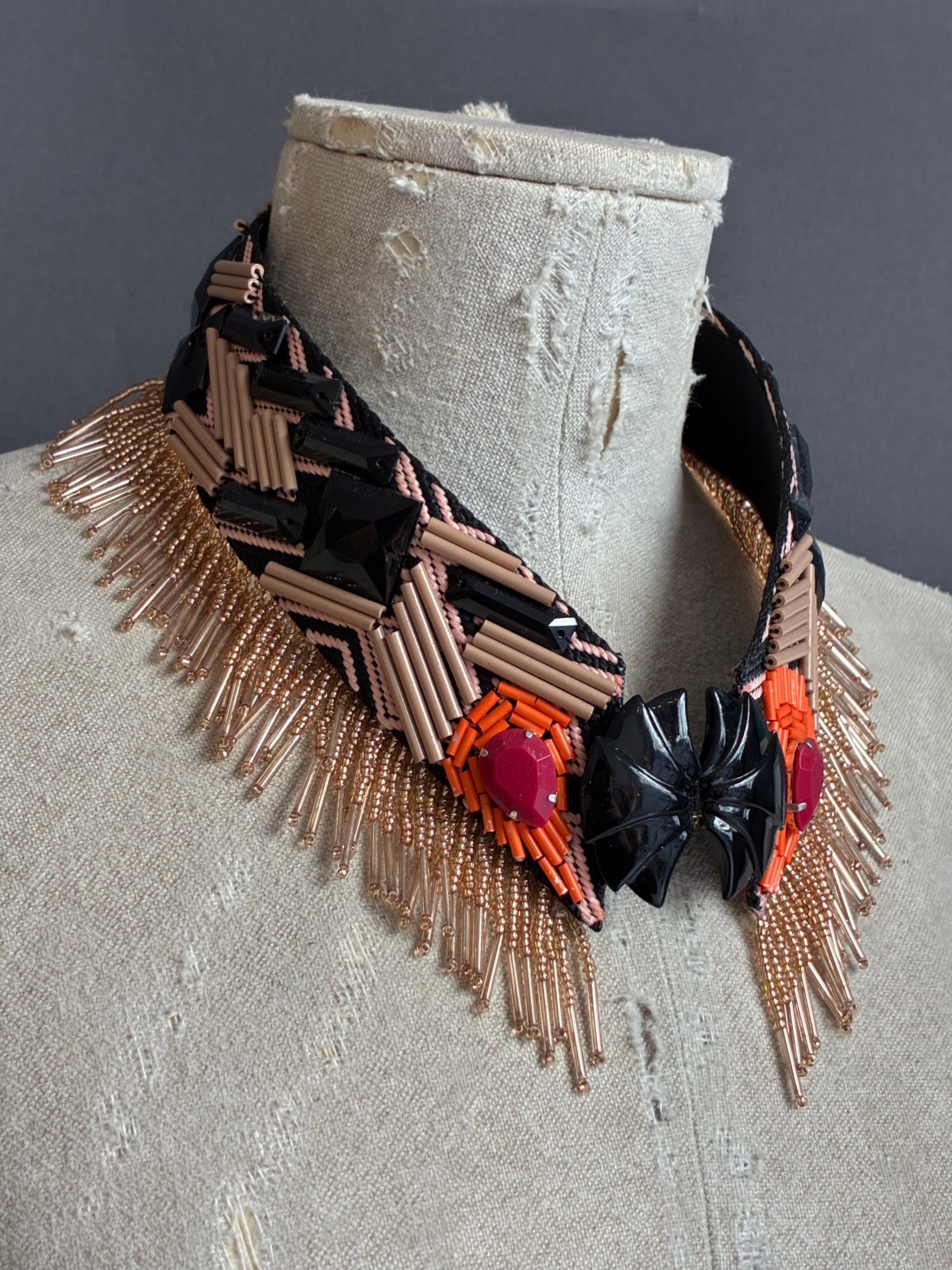 Cuello joya "Cobra" con flecos y acento naranja