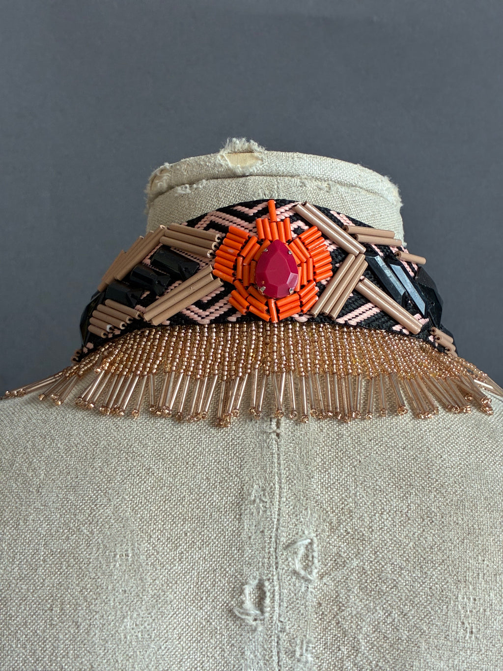 Cuello joya "Cobra" con flecos y acento naranja