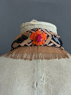 Cuello joya "Cobra" con flecos y acento naranja