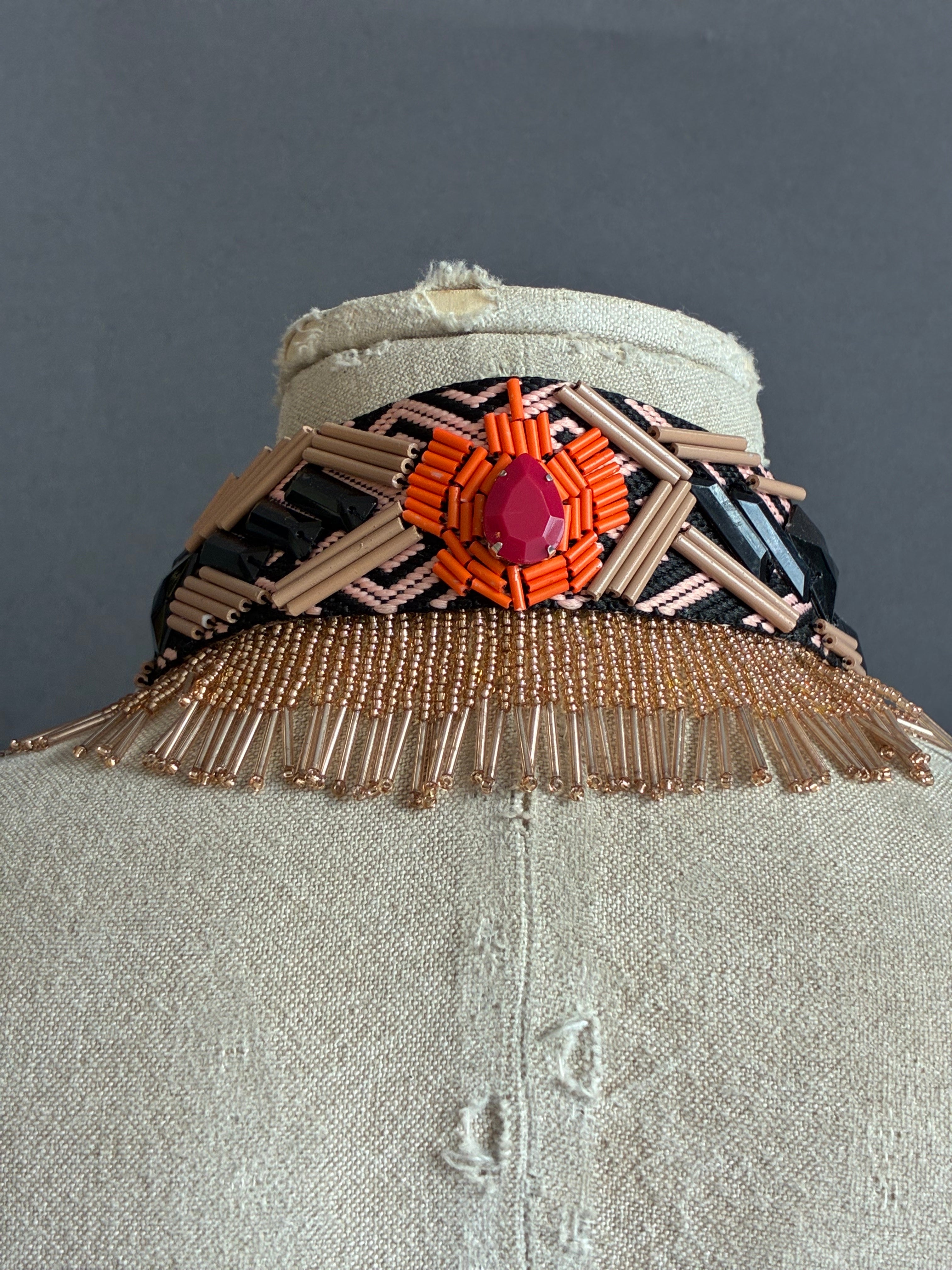 Cuello joya "Cobra" con flecos y acento naranja