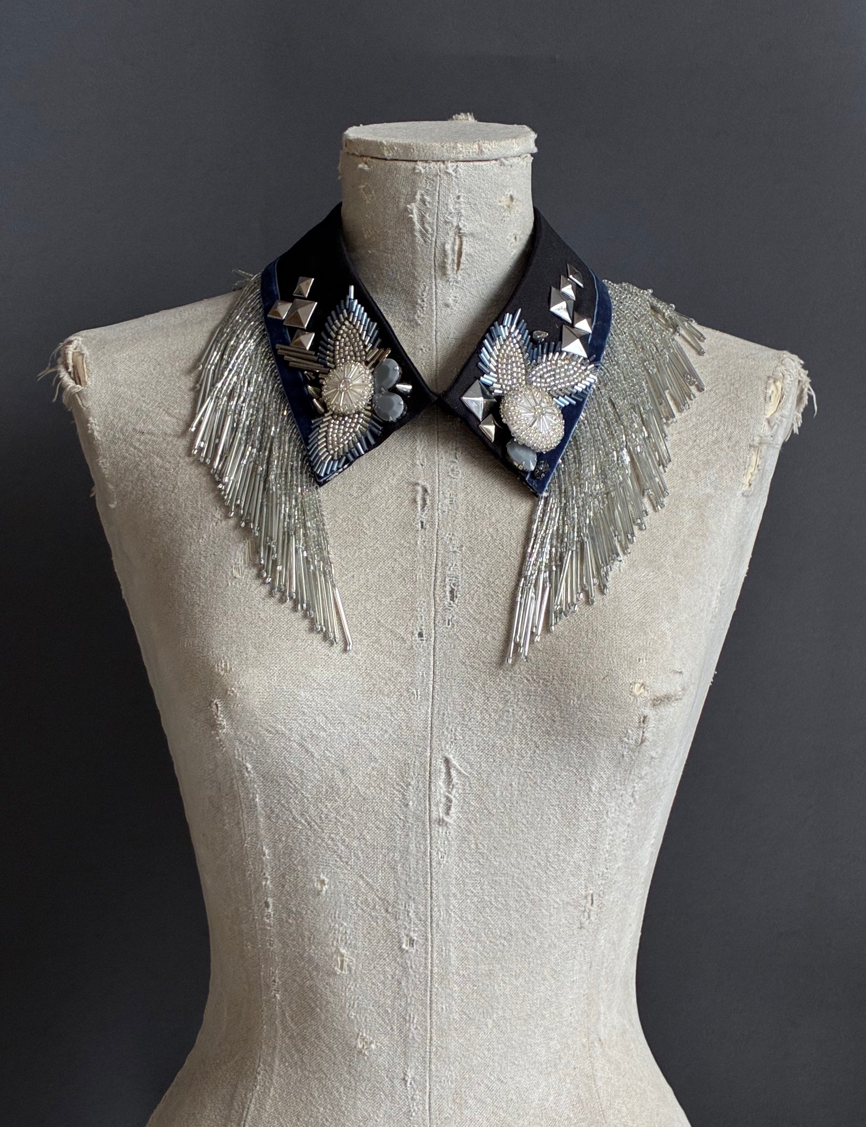 Cuello joya "Paris-Texas"— azul noche & plata con flecos