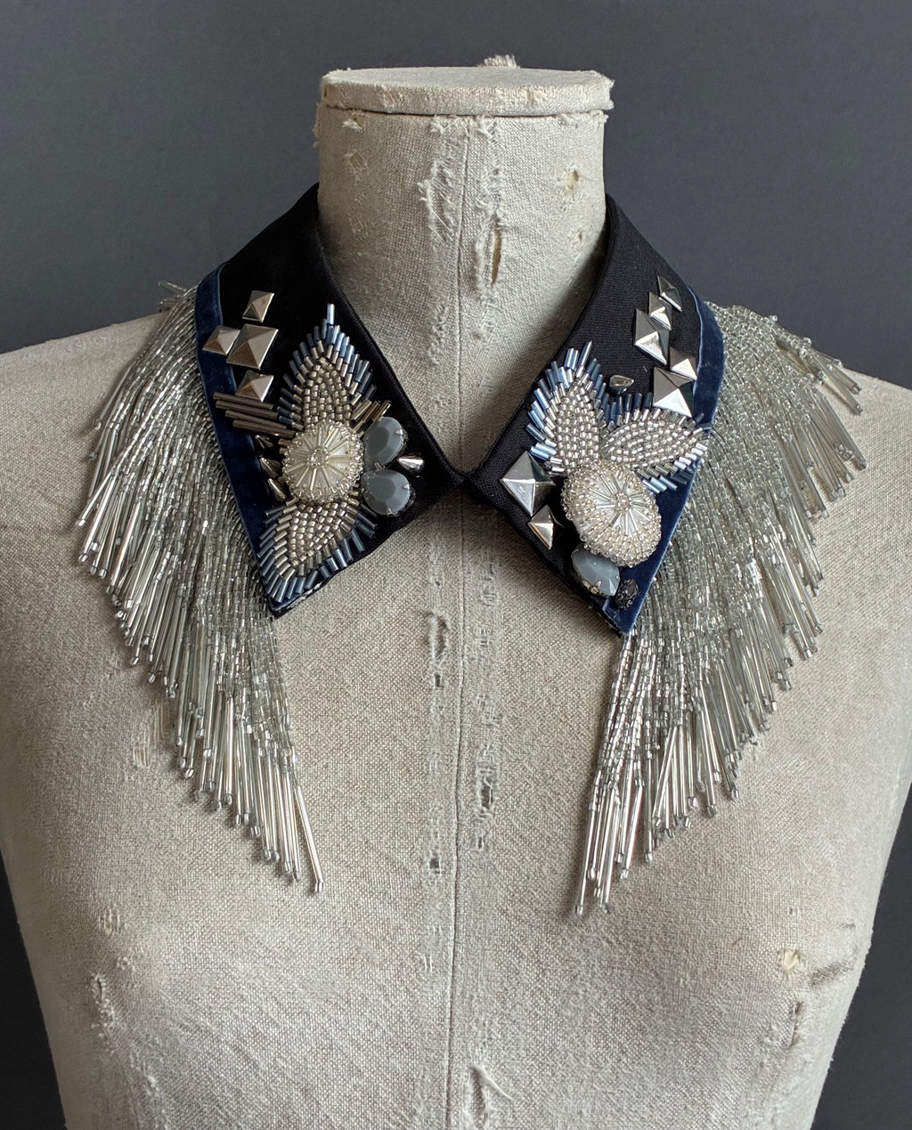 Cuello joya "Paris-Texas"— azul noche & plata con flecos