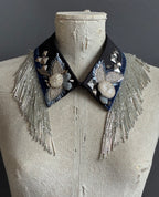 Cuello joya "Paris-Texas"— azul noche & plata con flecos