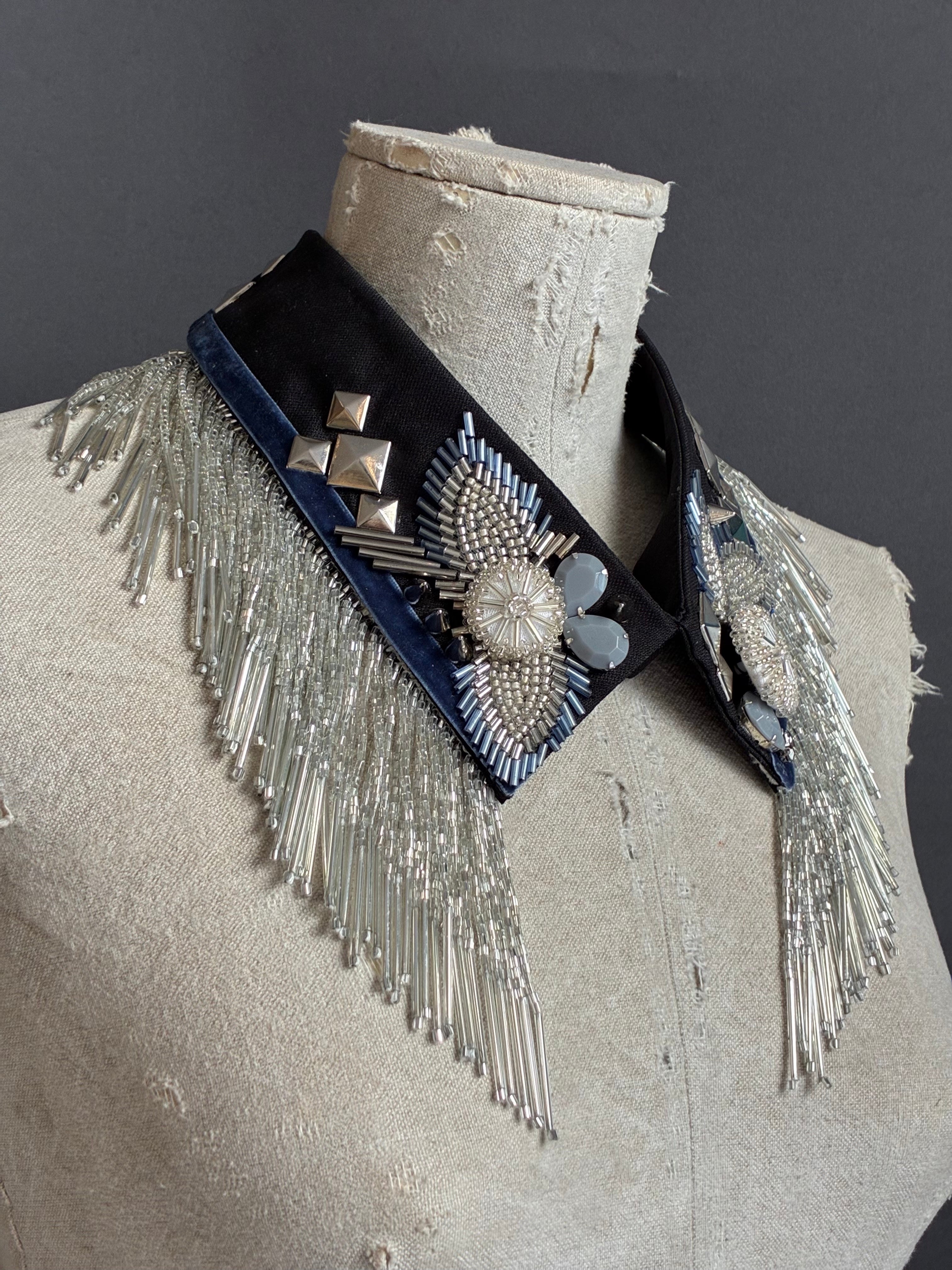 Cuello joya "Paris-Texas"— azul noche & plata con flecos