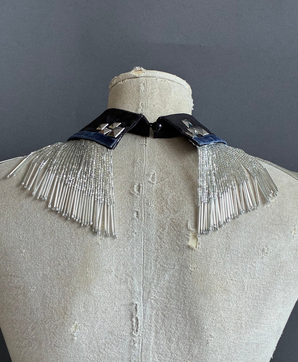 Cuello joya "Paris-Texas"— azul noche & plata con flecos