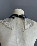 Cuello joya "Paris-Texas"— azul noche & plata con flecos