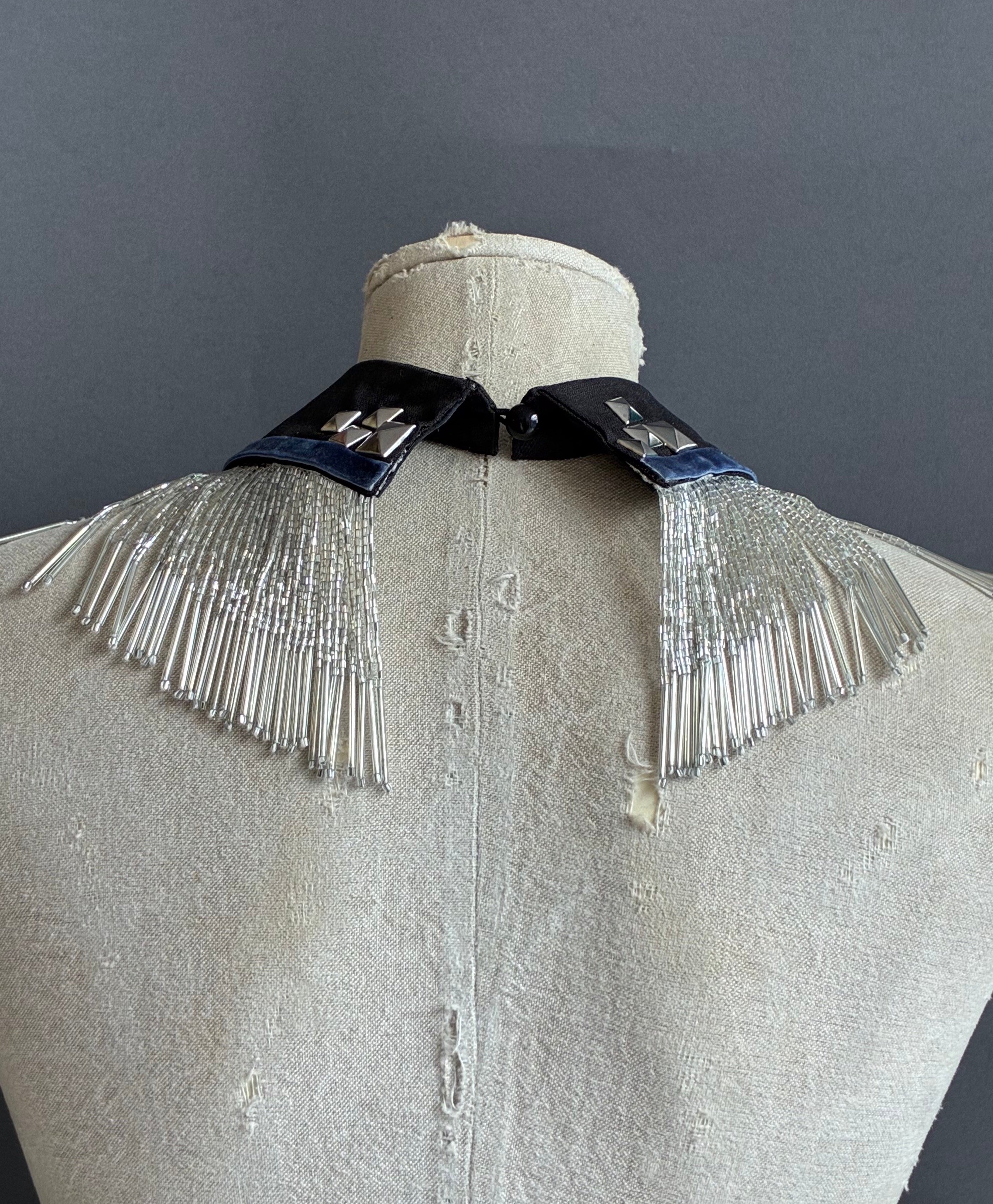 Cuello joya "Paris-Texas"— azul noche & plata con flecos