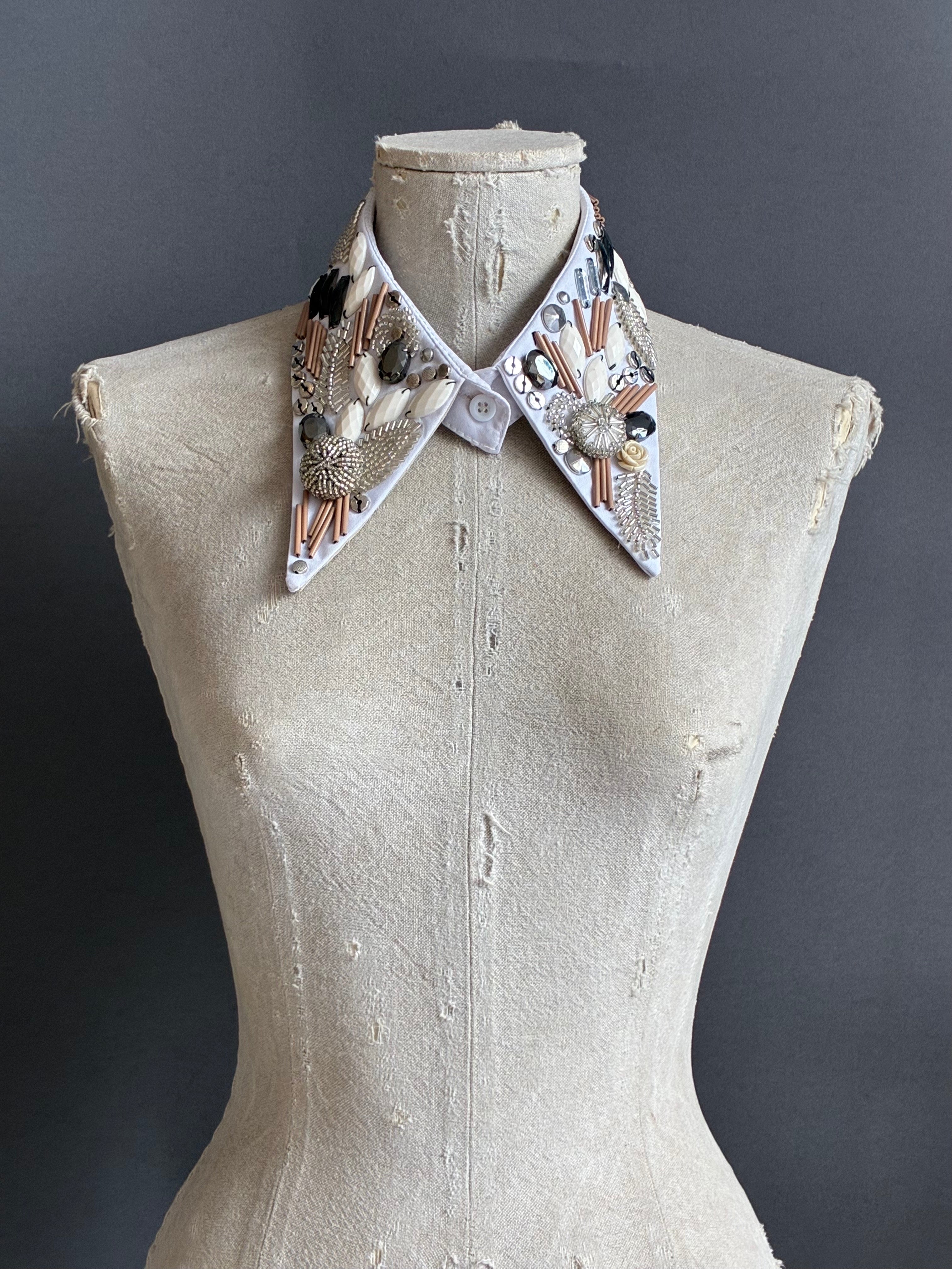 Cuello camisa joya Marfil blanco bordado a mano con pedrería.