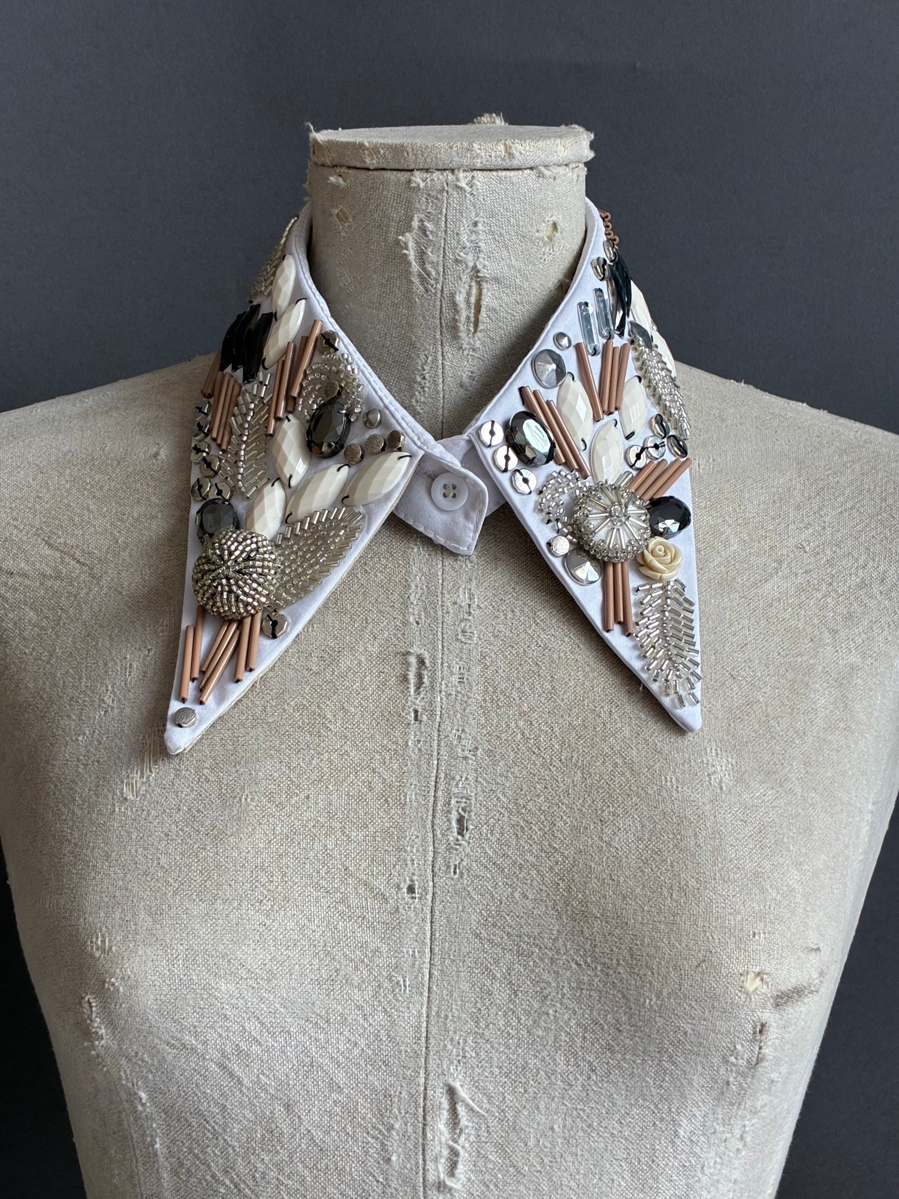 Cuello camisa joya Marfil blanco bordado a mano con pedrería.