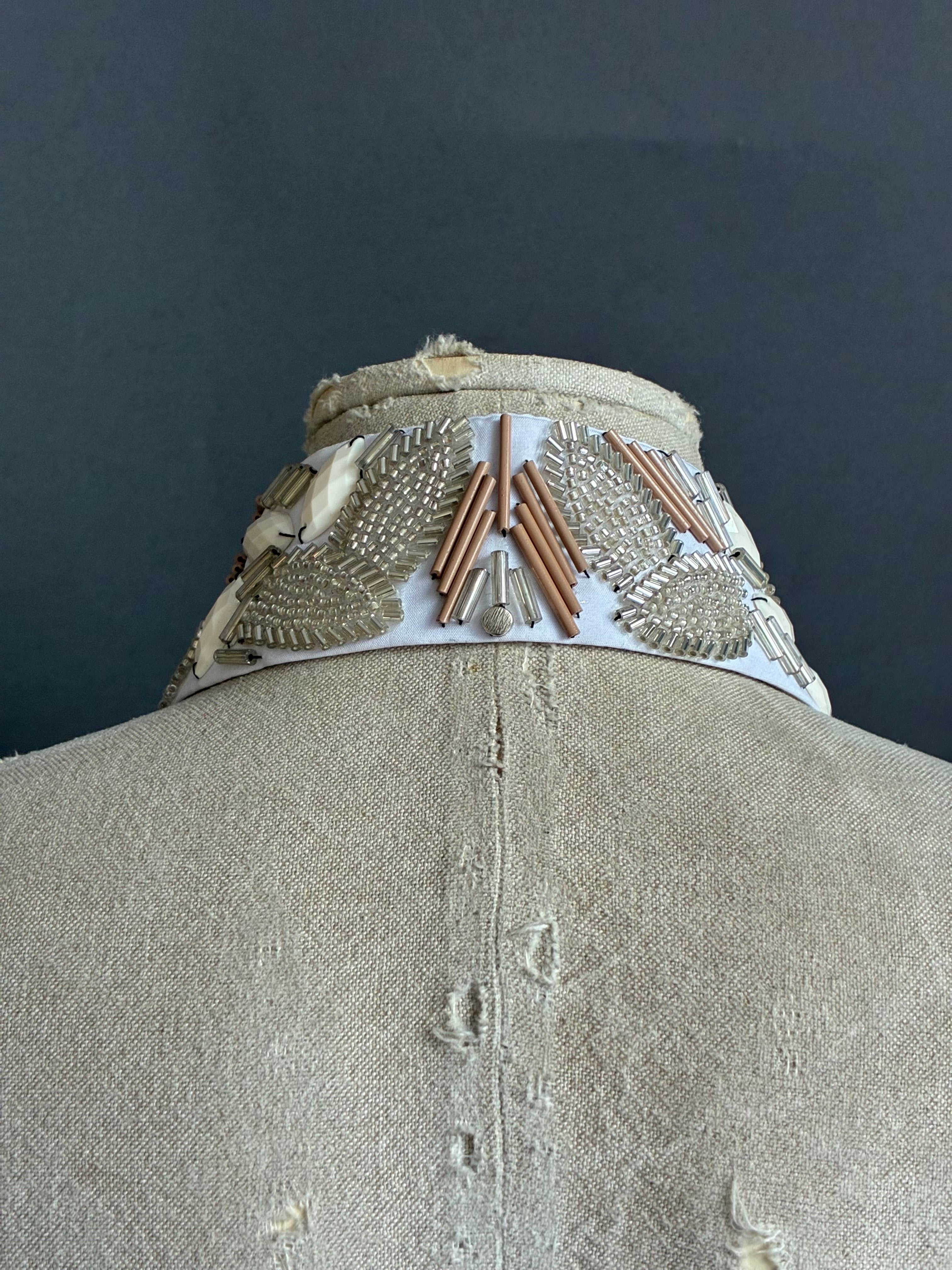 Cuello camisa joya Marfil blanco bordado a mano con pedrería.