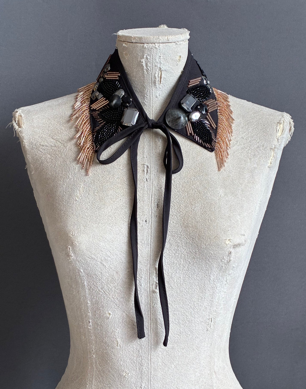 Cuello joya negro con flecos rosa nude y lazo | Óvalo