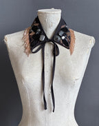 Cuello joya negro con flecos rosa nude y lazo | Óvalo