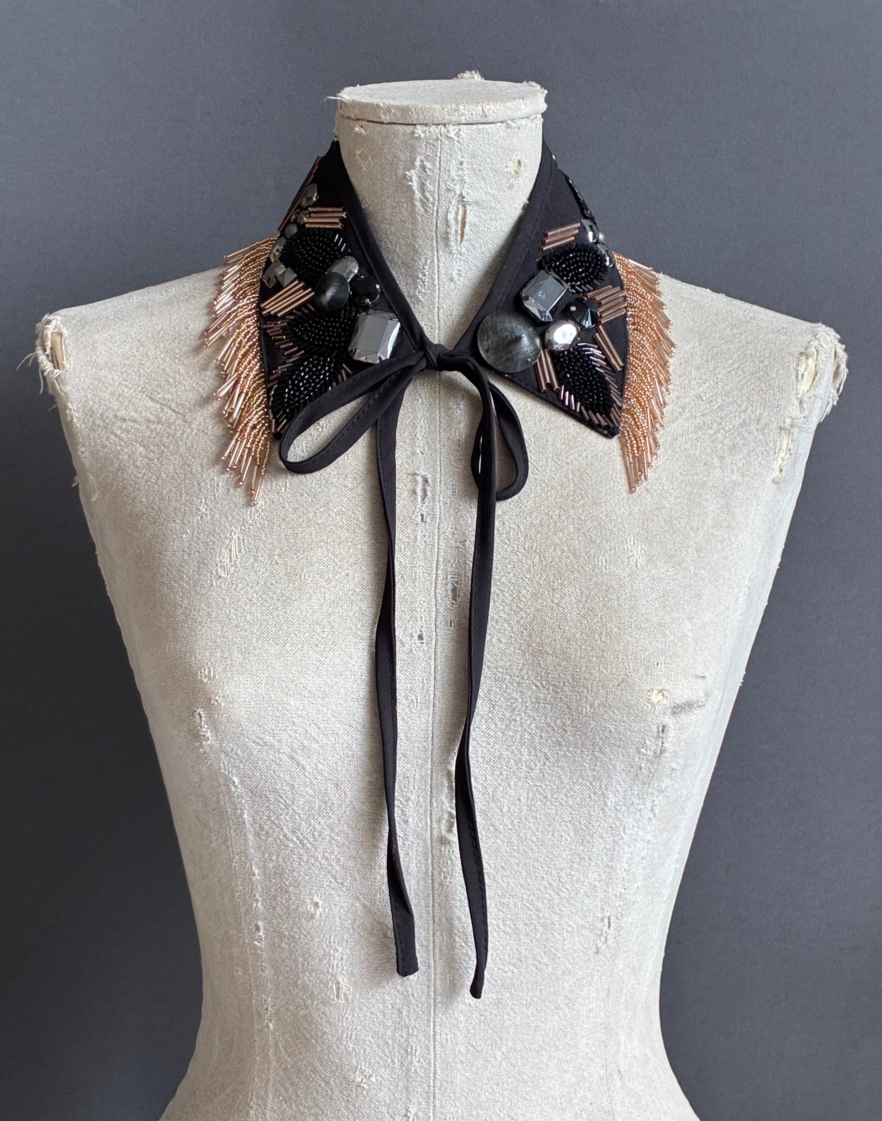 Cuello joya negro con flecos rosa nude y lazo | Óvalo