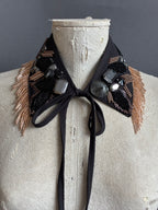 Cuello joya negro con flecos rosa nude y lazo | Óvalo