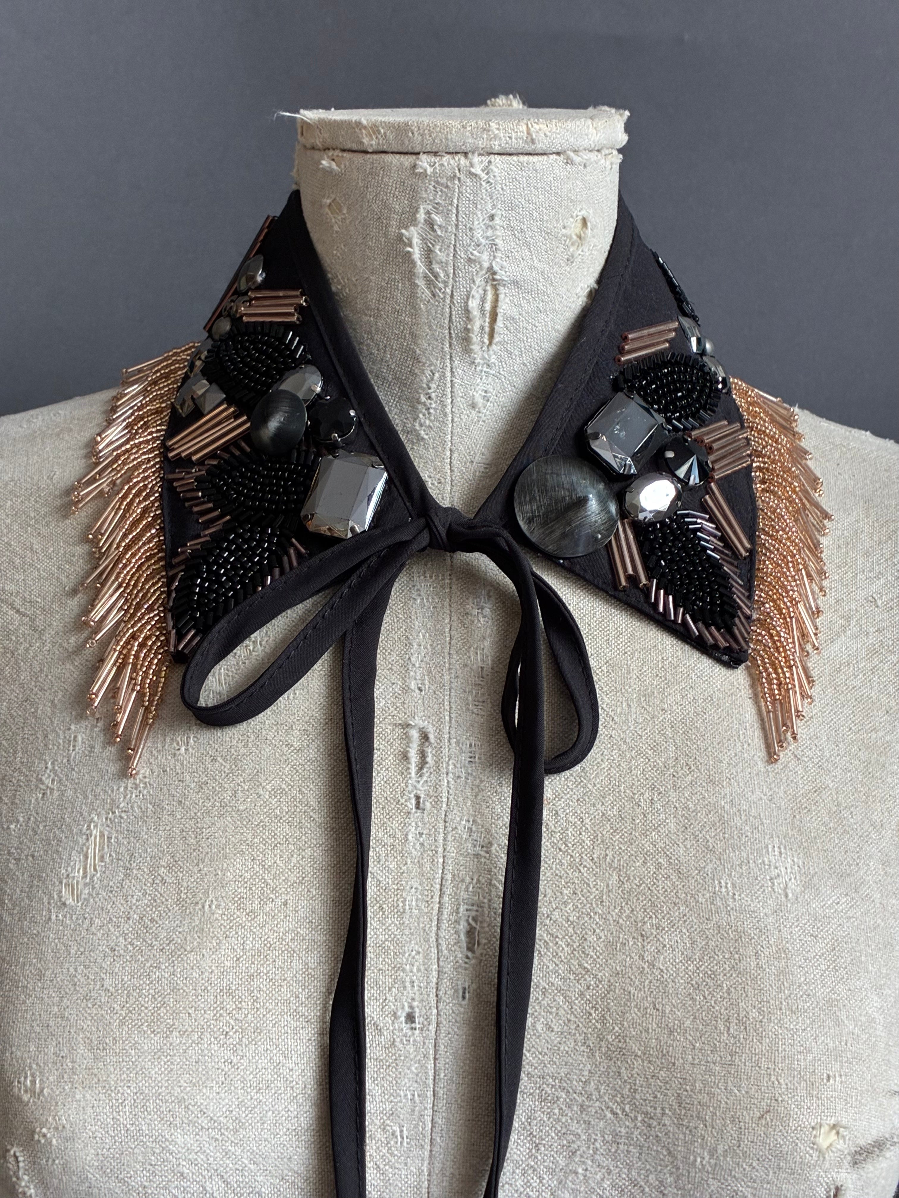 Cuello joya negro con flecos rosa nude y lazo | Óvalo