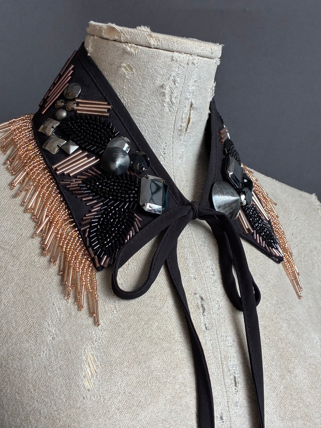 Cuello joya negro con flecos rosa nude y lazo | Óvalo