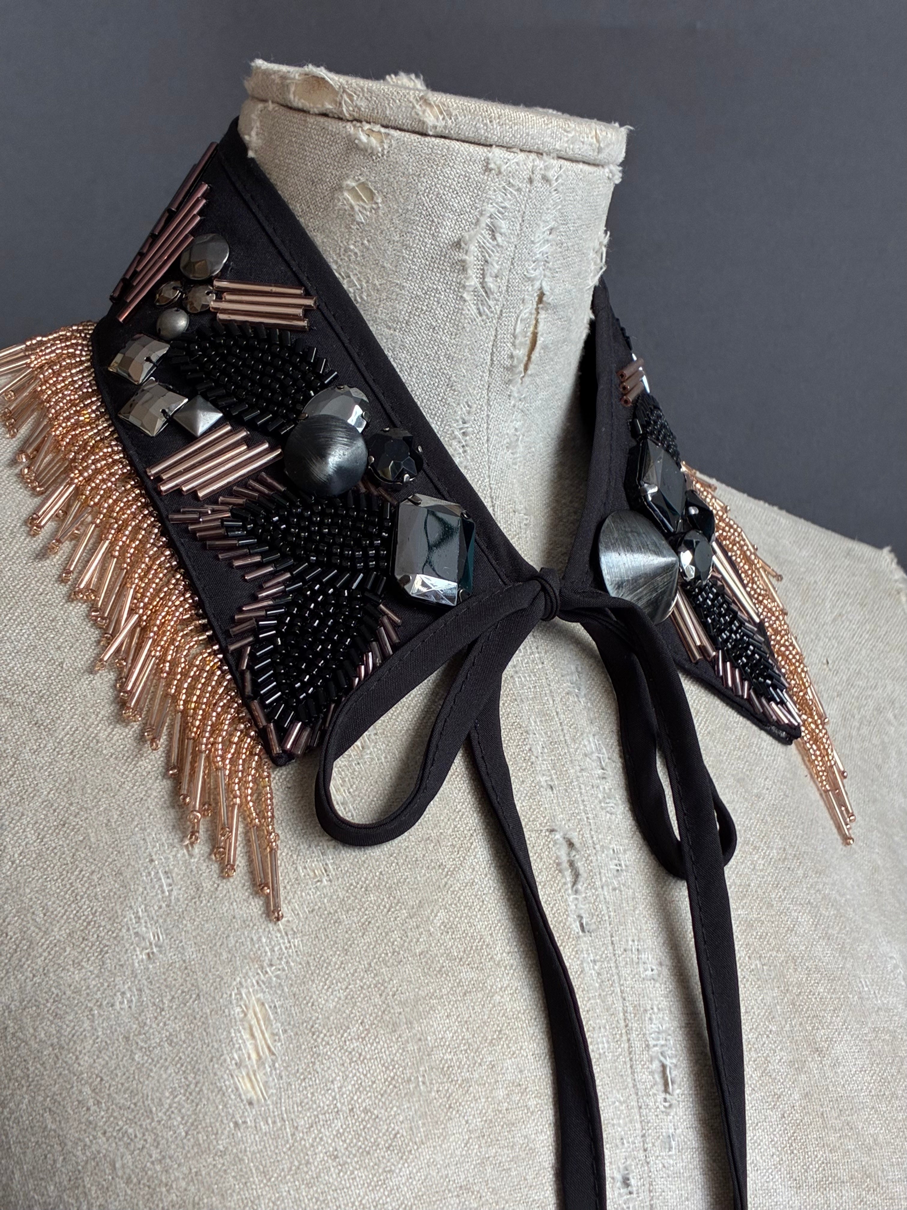 Cuello joya negro con flecos rosa nude y lazo | Óvalo