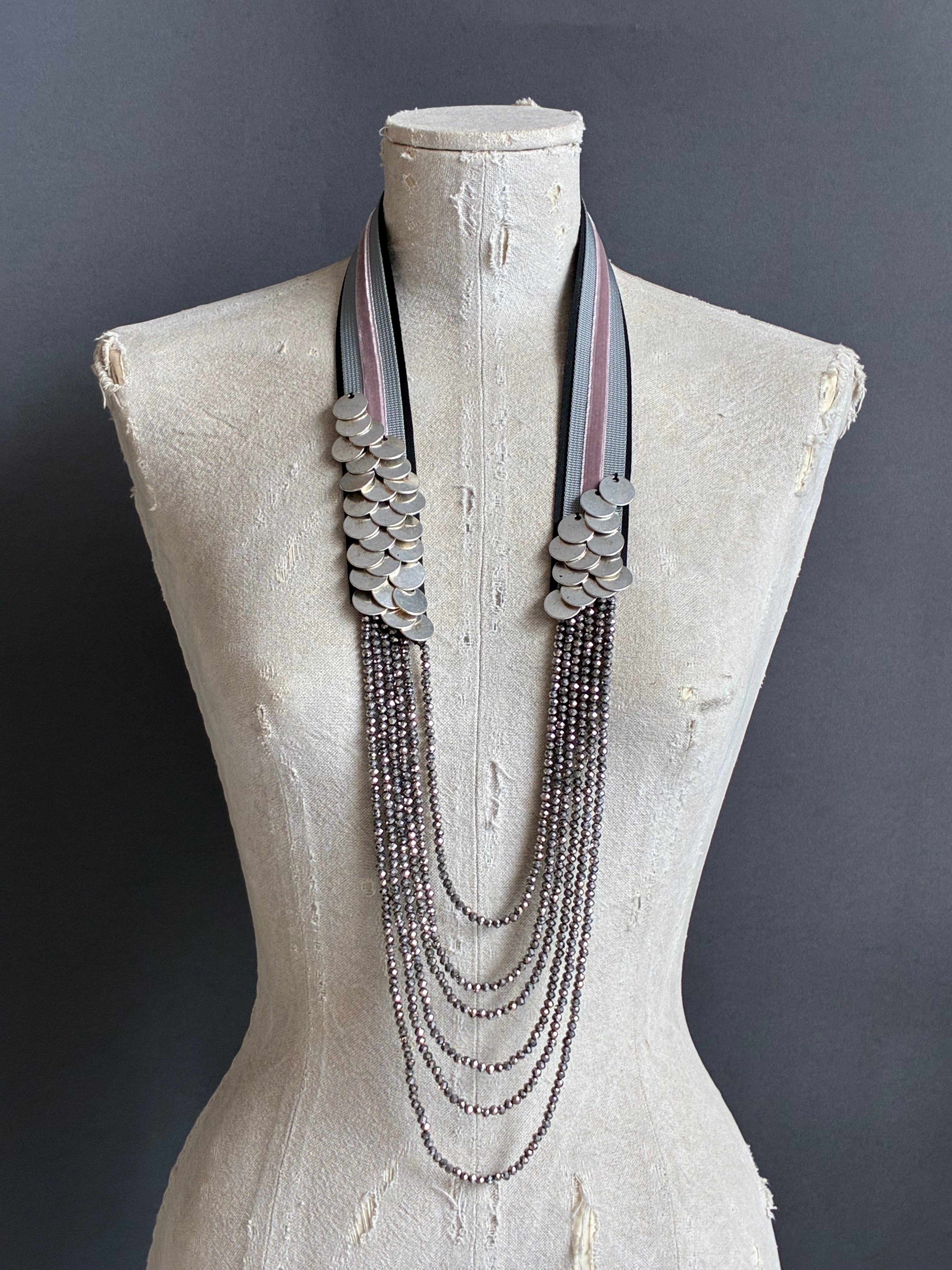 Collar largo Escamas Plateadas