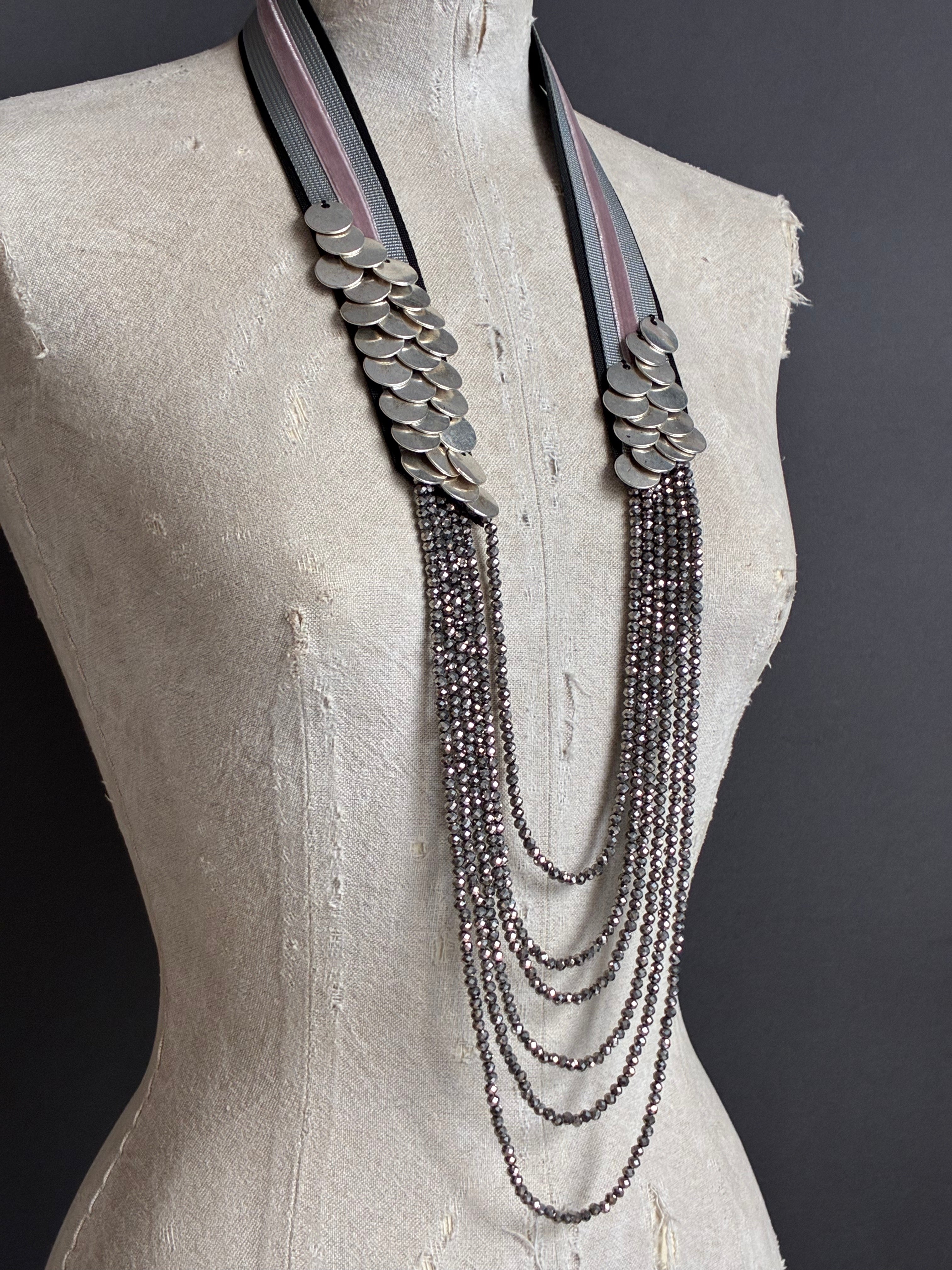 Collar largo Escamas Plateadas