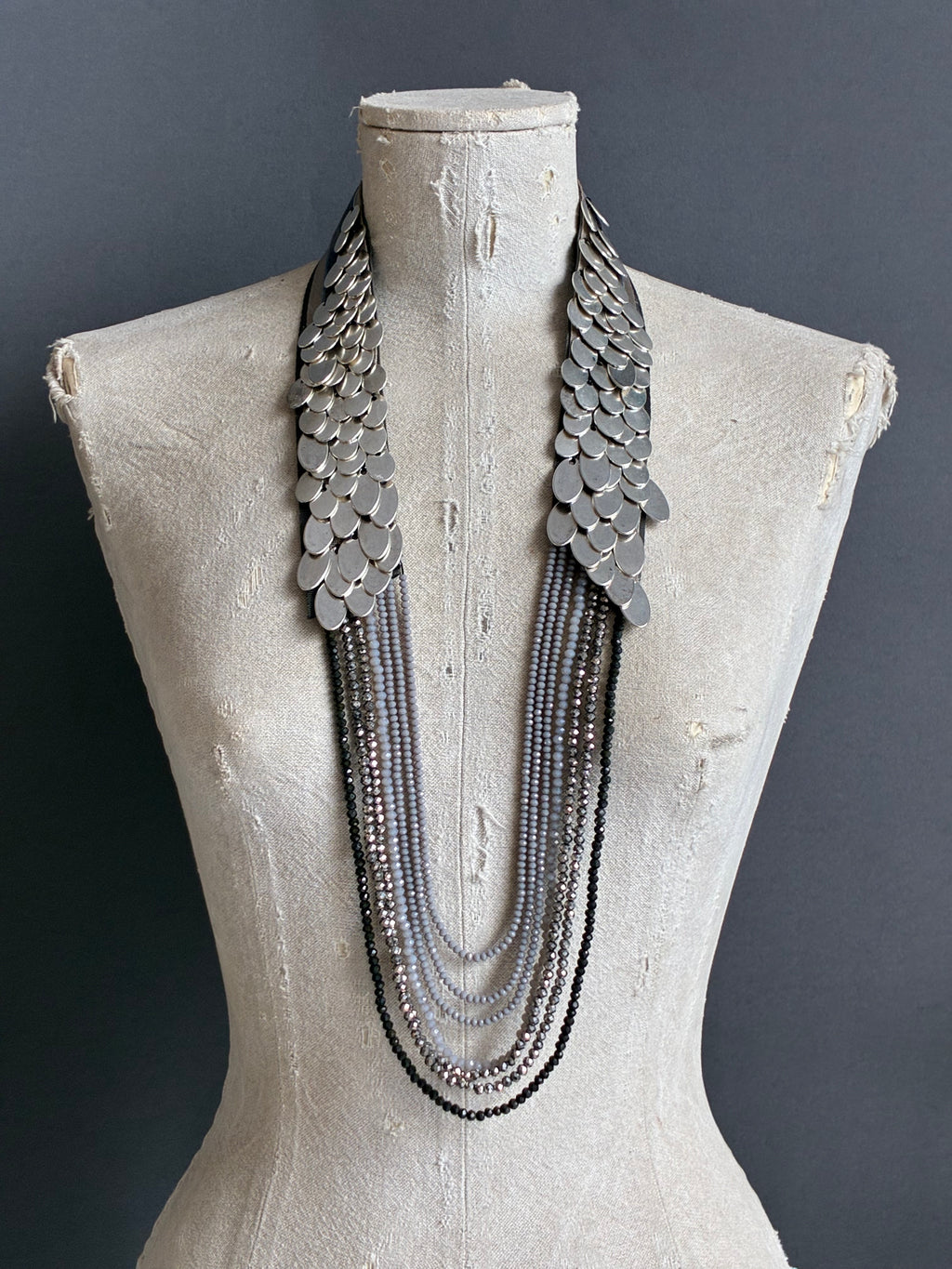 Collar Largo Escamas Grises