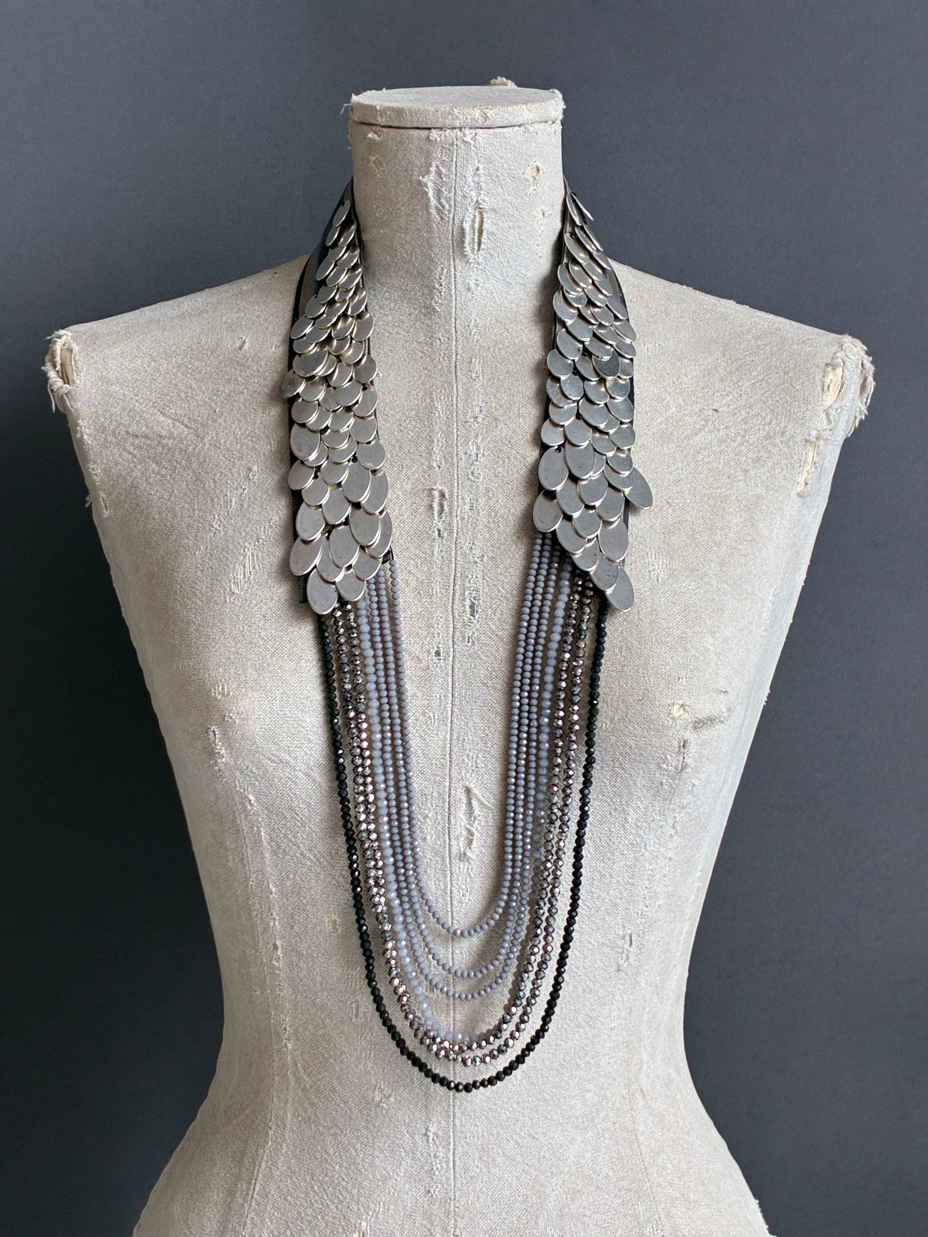 Collar Largo Escamas Grises