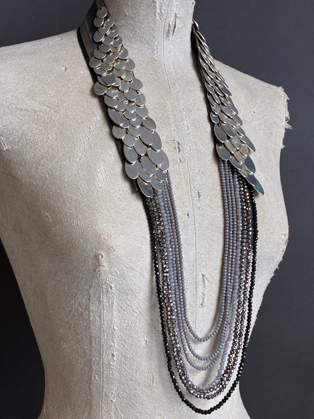 Collar Largo Escamas Grises