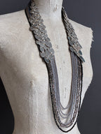 Collar Largo Escamas Grises