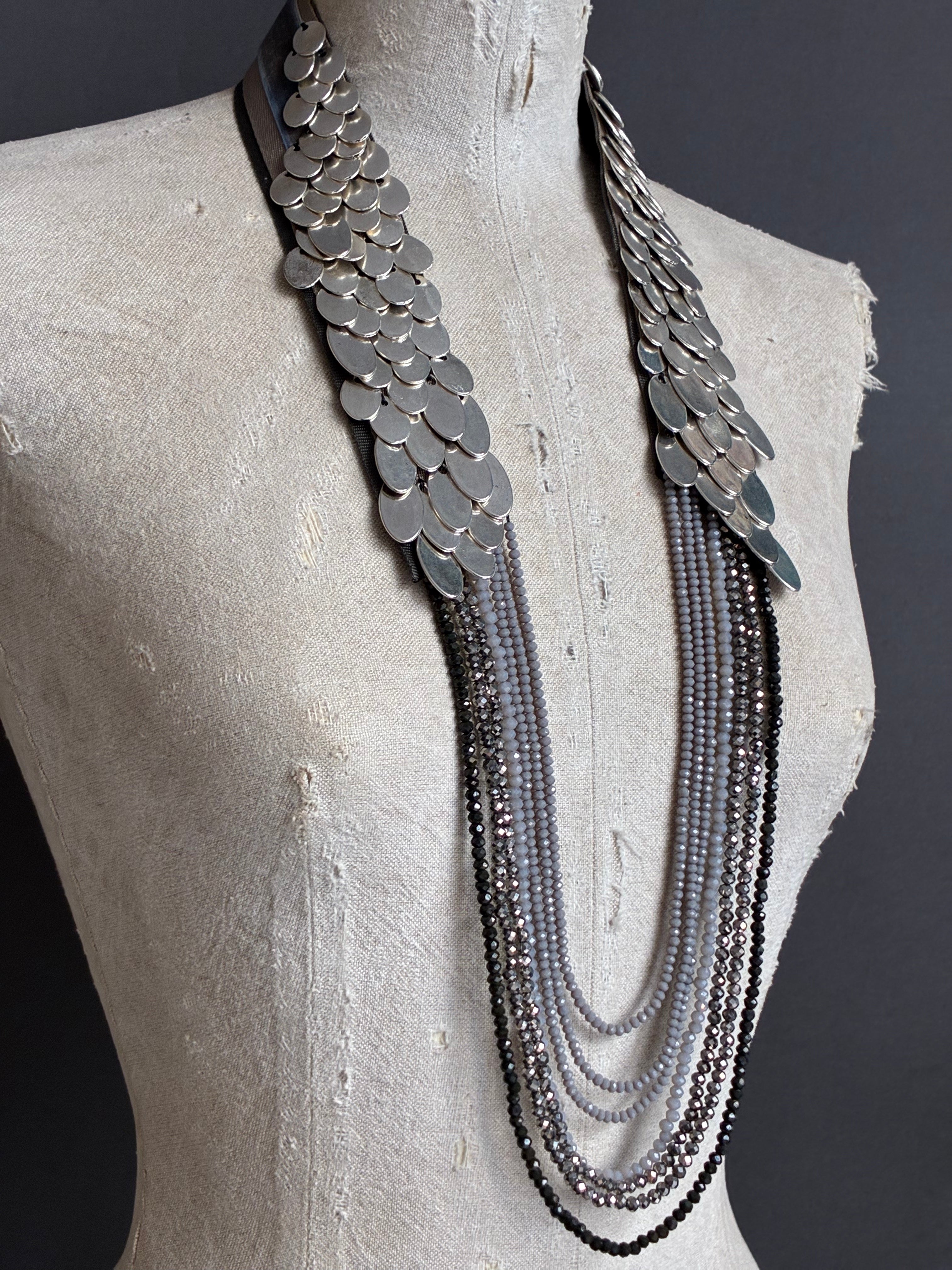 Collar Largo Escamas Grises