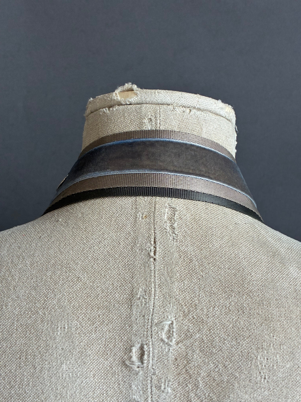 Collar Largo Escamas Grises