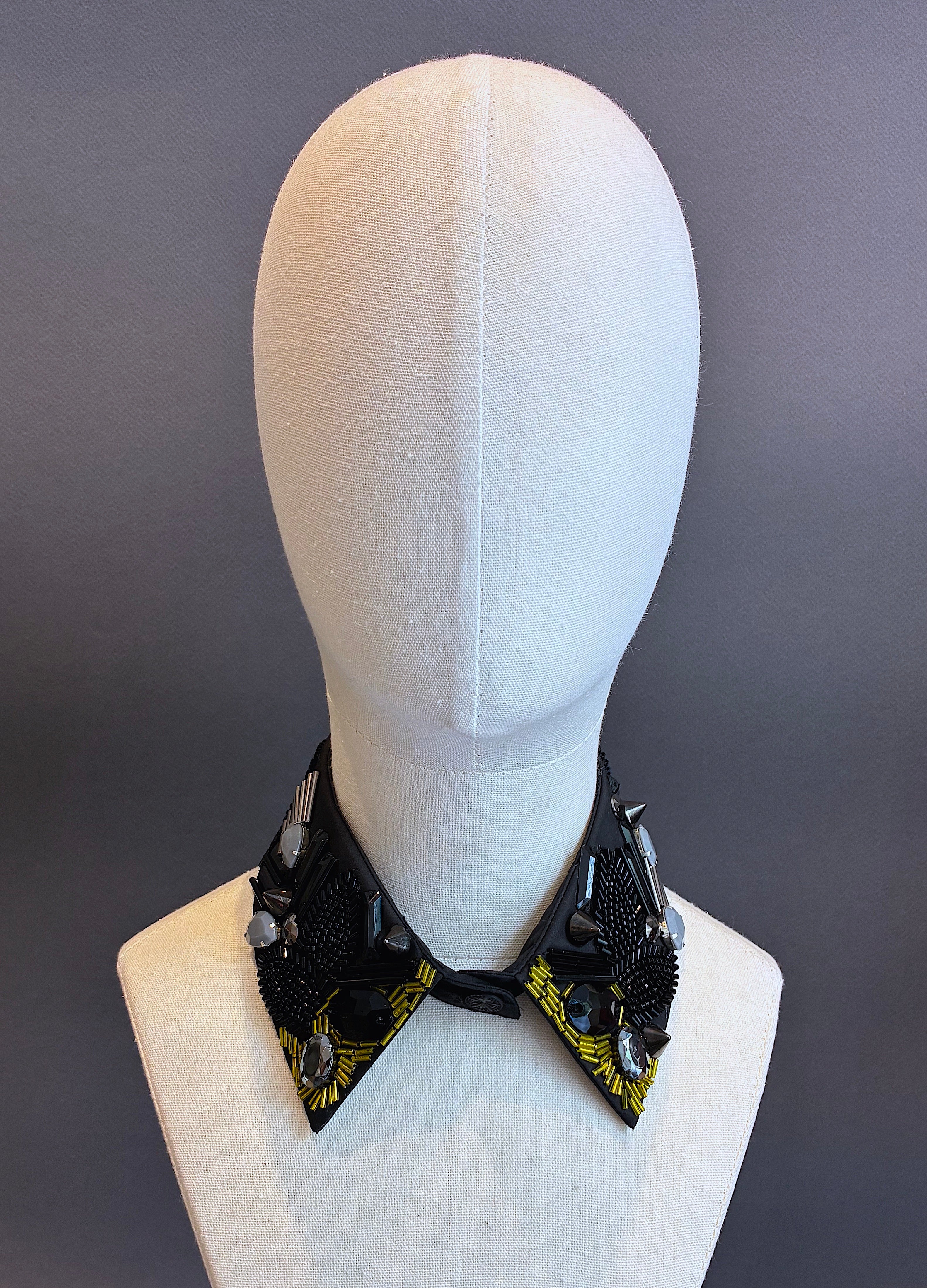 Cuello Joya bordado a mano "Acid"