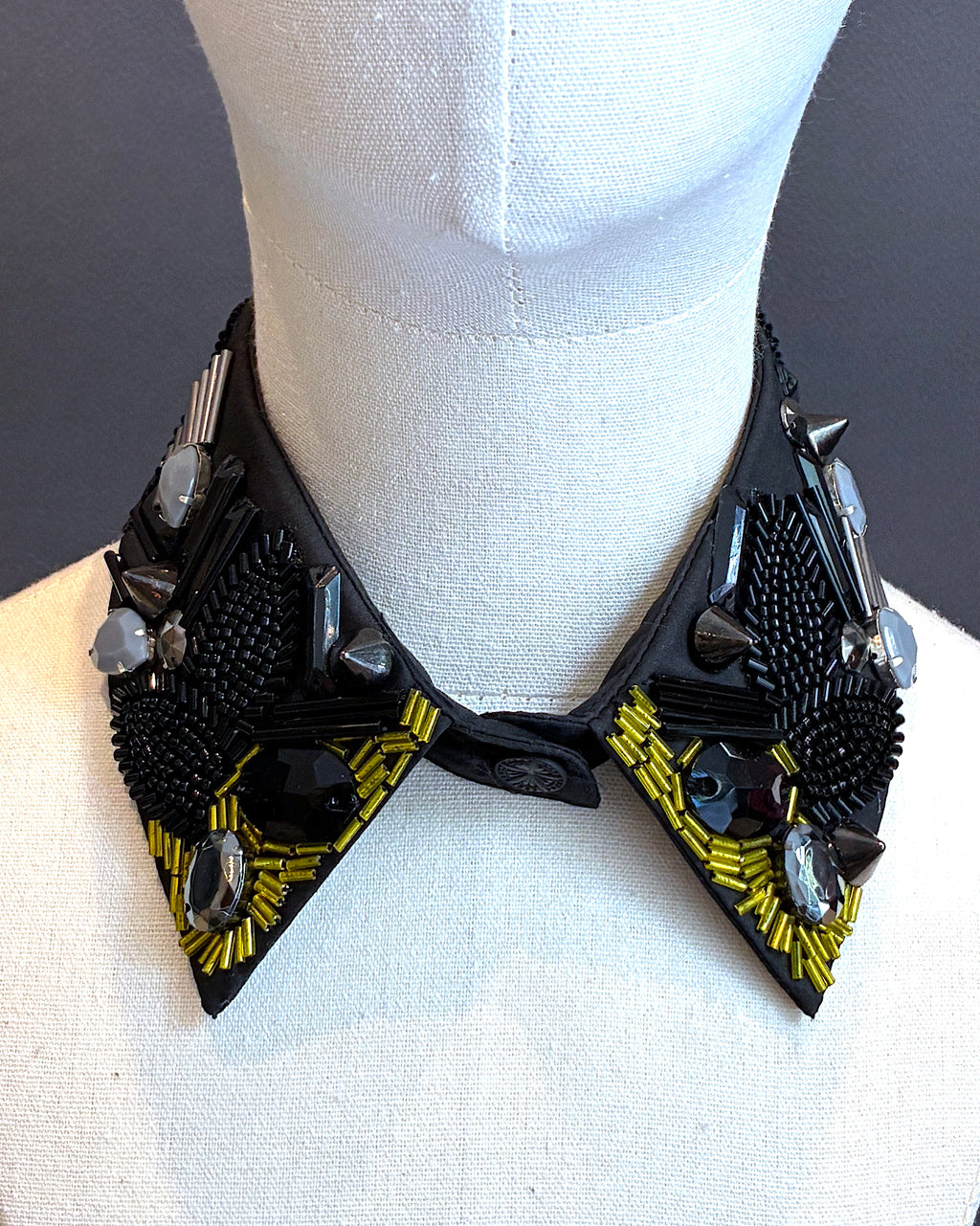 Cuello Joya bordado a mano "Acid"