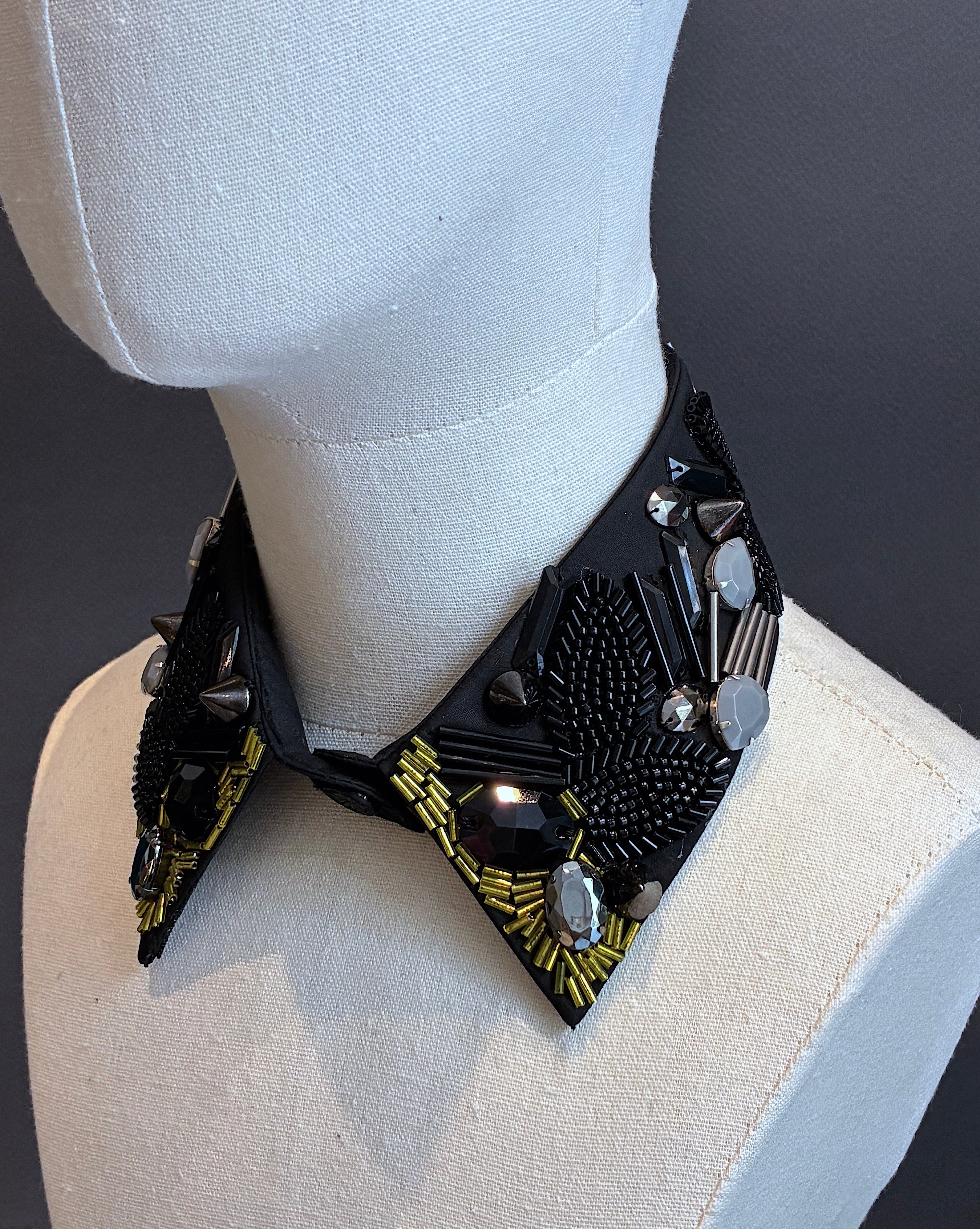 Cuello Joya bordado a mano "Acid"