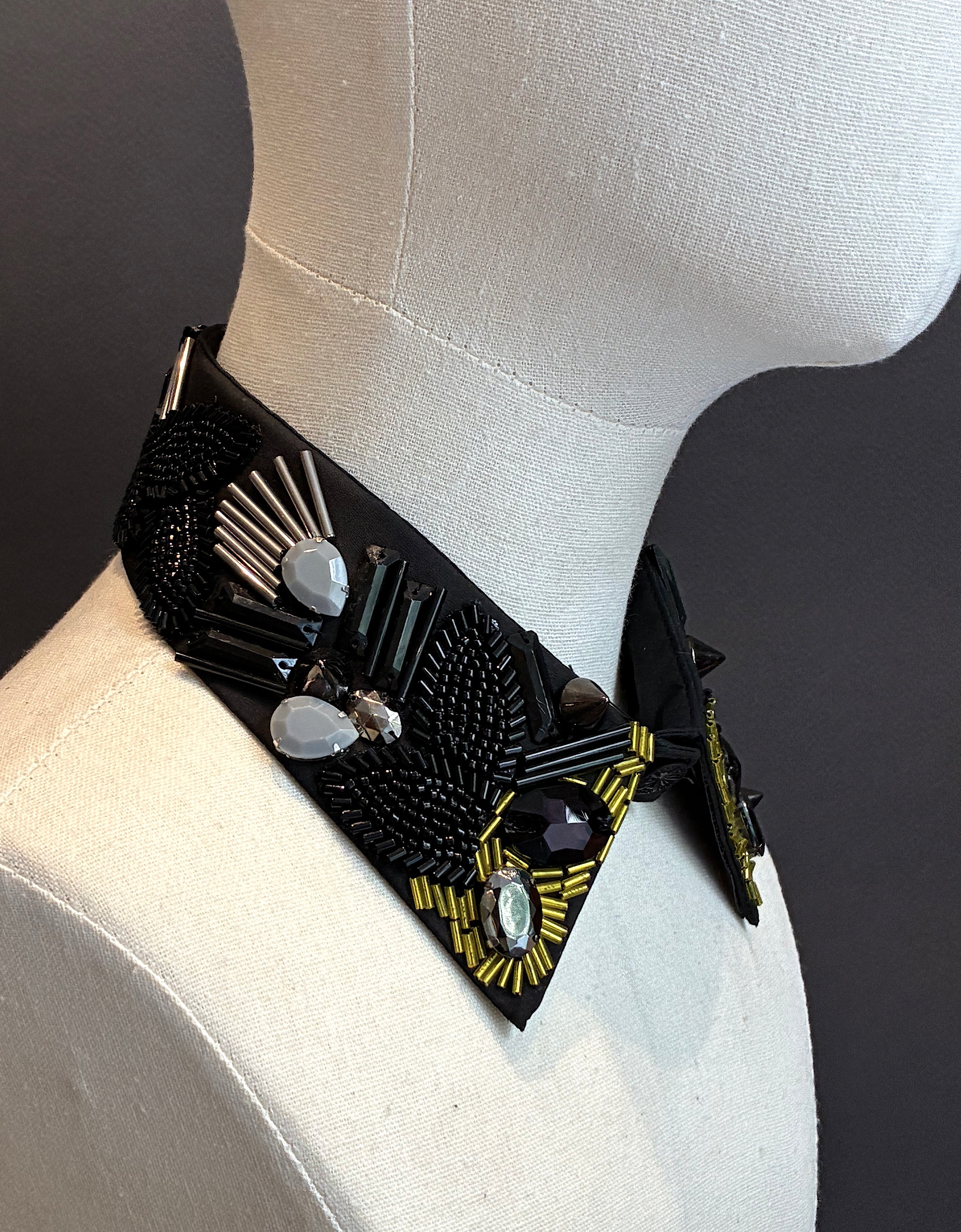 Cuello Joya bordado a mano "Acid"