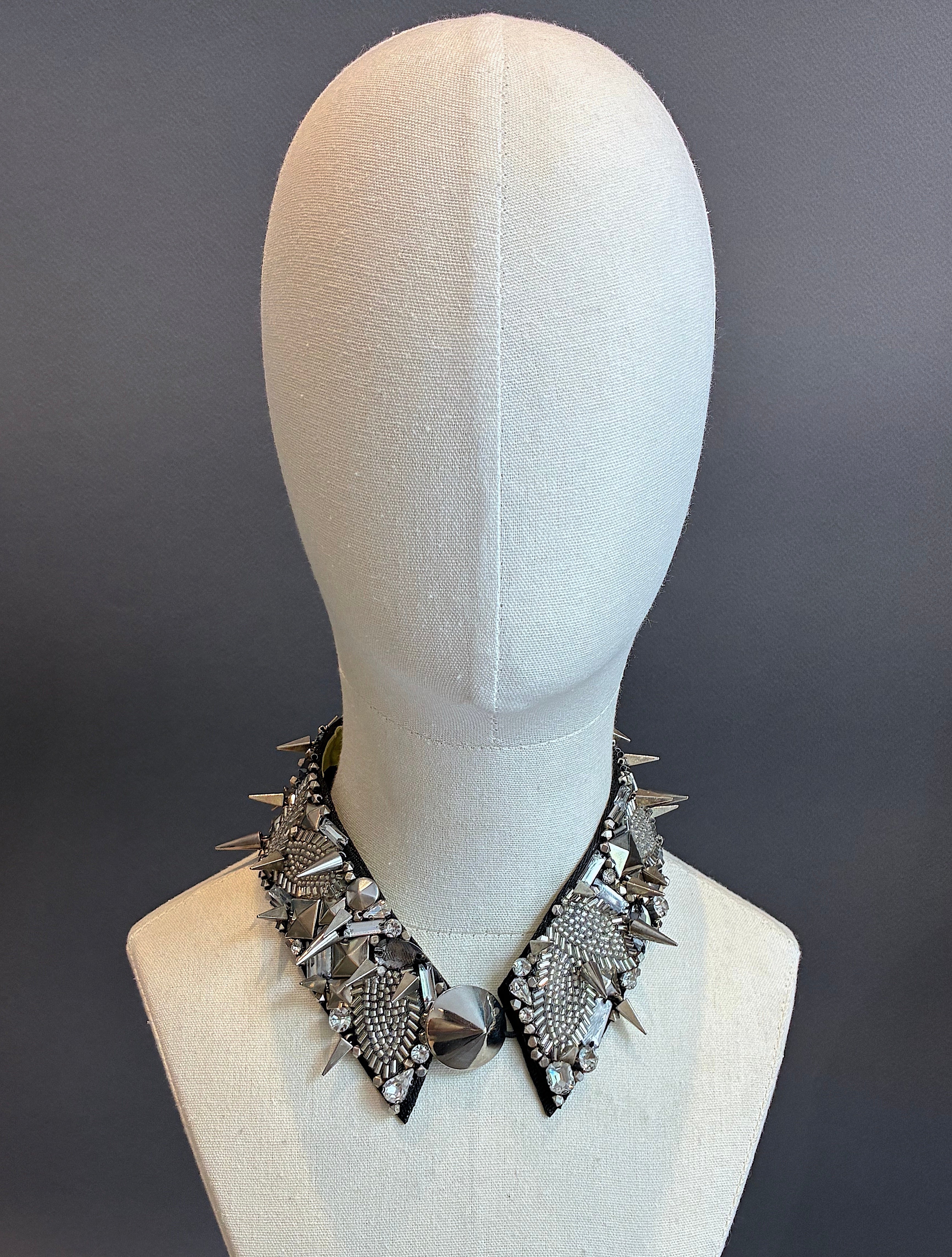 Cuello Joya bordado a mano "Lady Gaga"