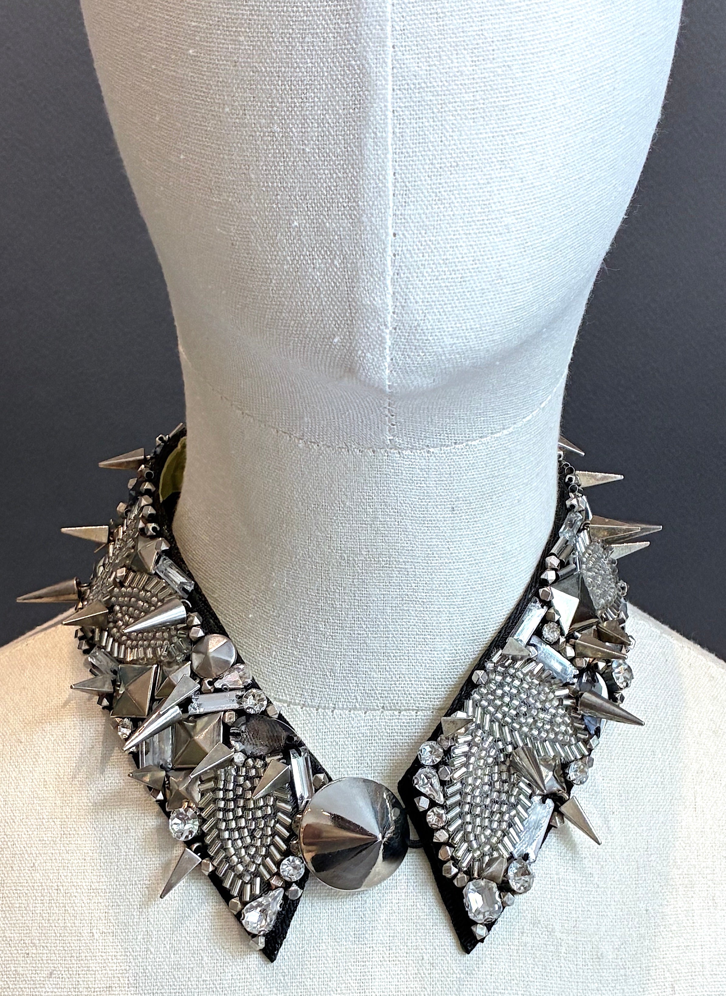 Cuello Joya bordado a mano "Lady Gaga"