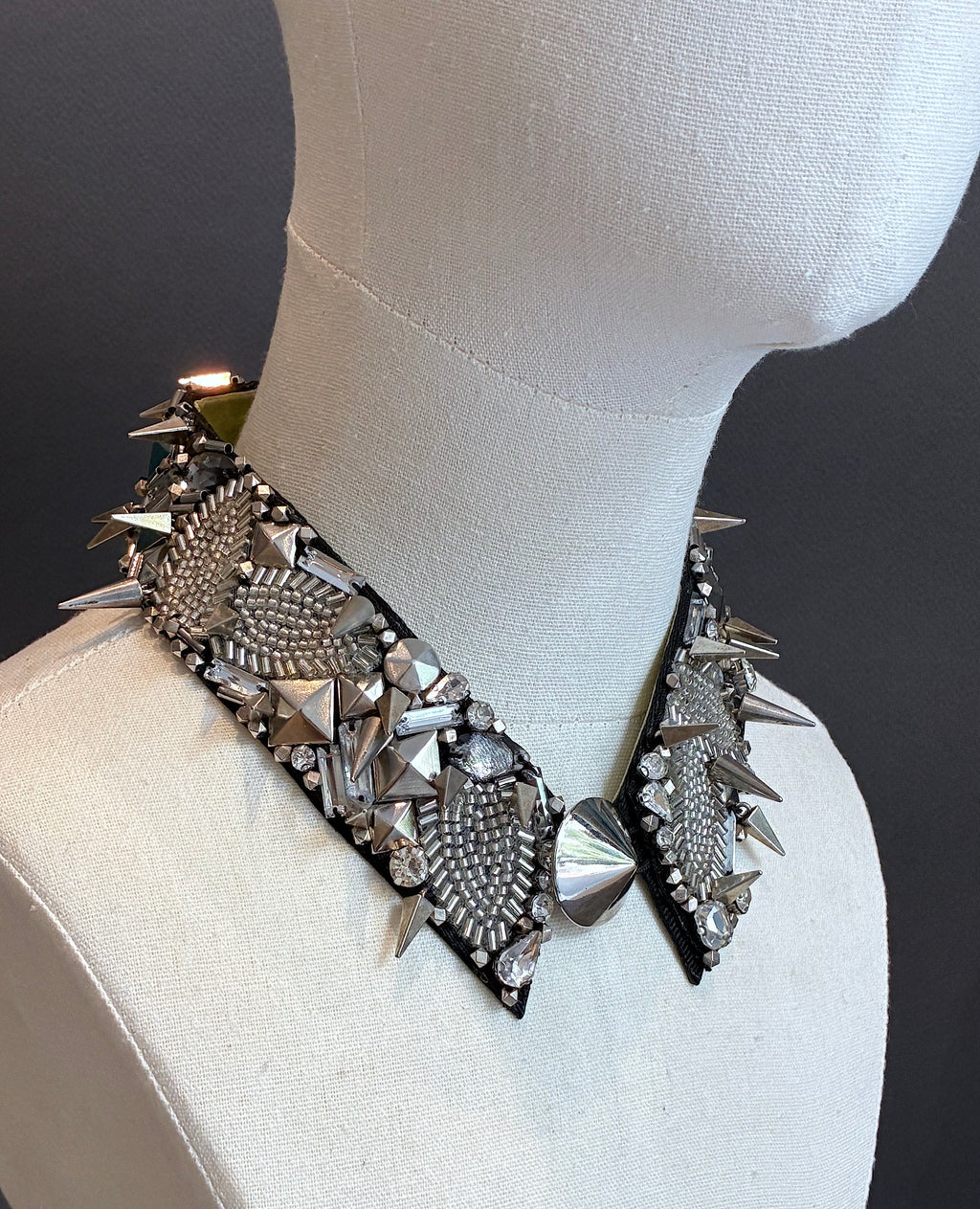 Cuello Joya bordado a mano "Lady Gaga"