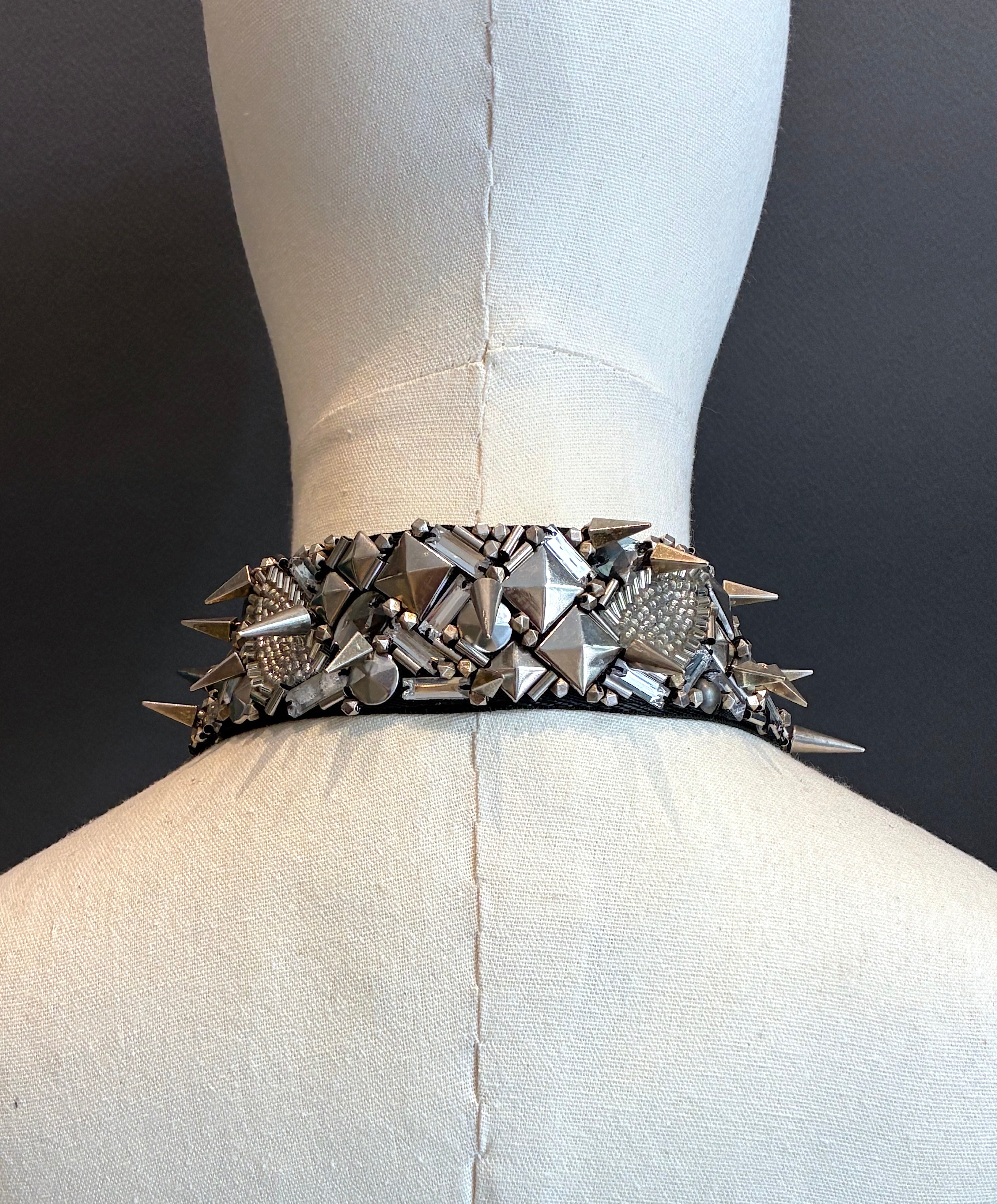 Cuello Joya bordado a mano "Lady Gaga"