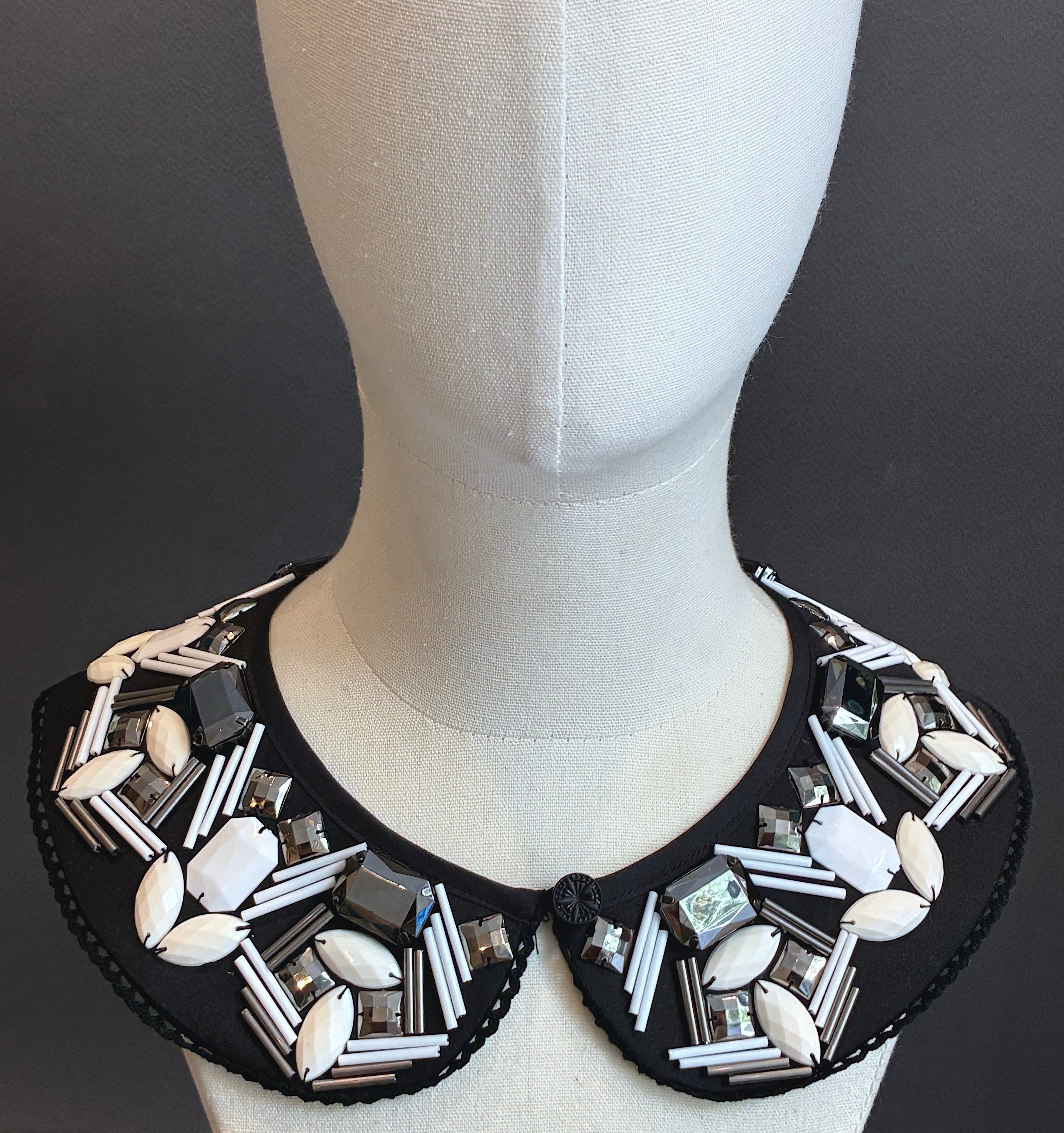 Cuello Joya  bordado a mano redondo "Patterns"