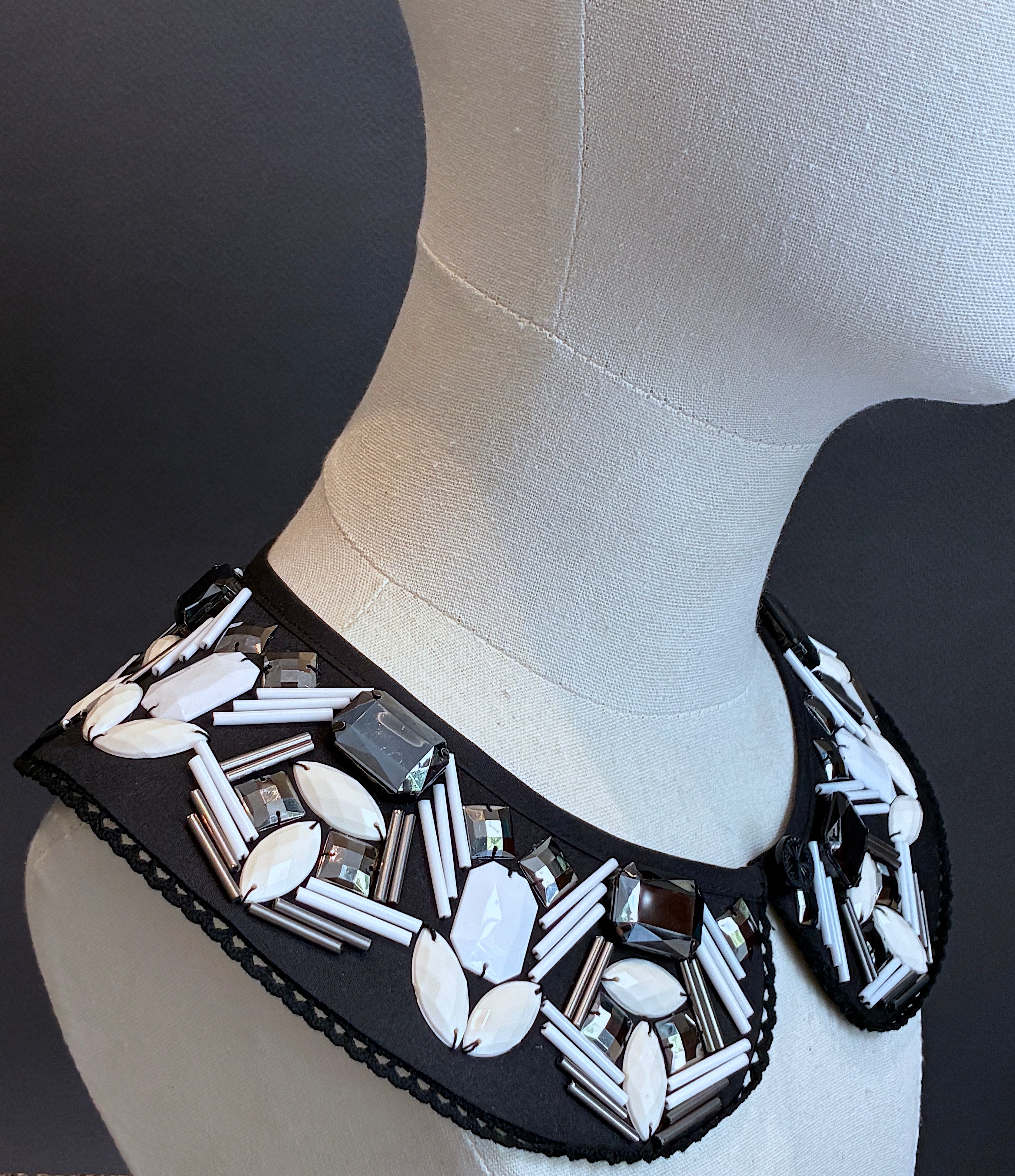 Cuello Joya  bordado a mano redondo "Patterns"