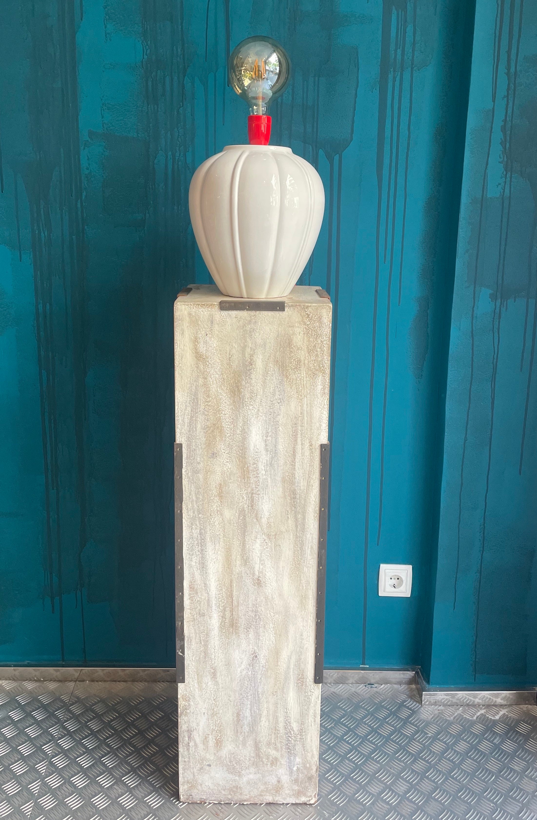 Lámpara Blanca de mesa Vintage con casquillo rojo.