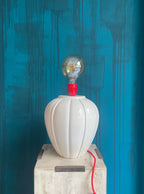 Lámpara Blanca de mesa Vintage con casquillo rojo.