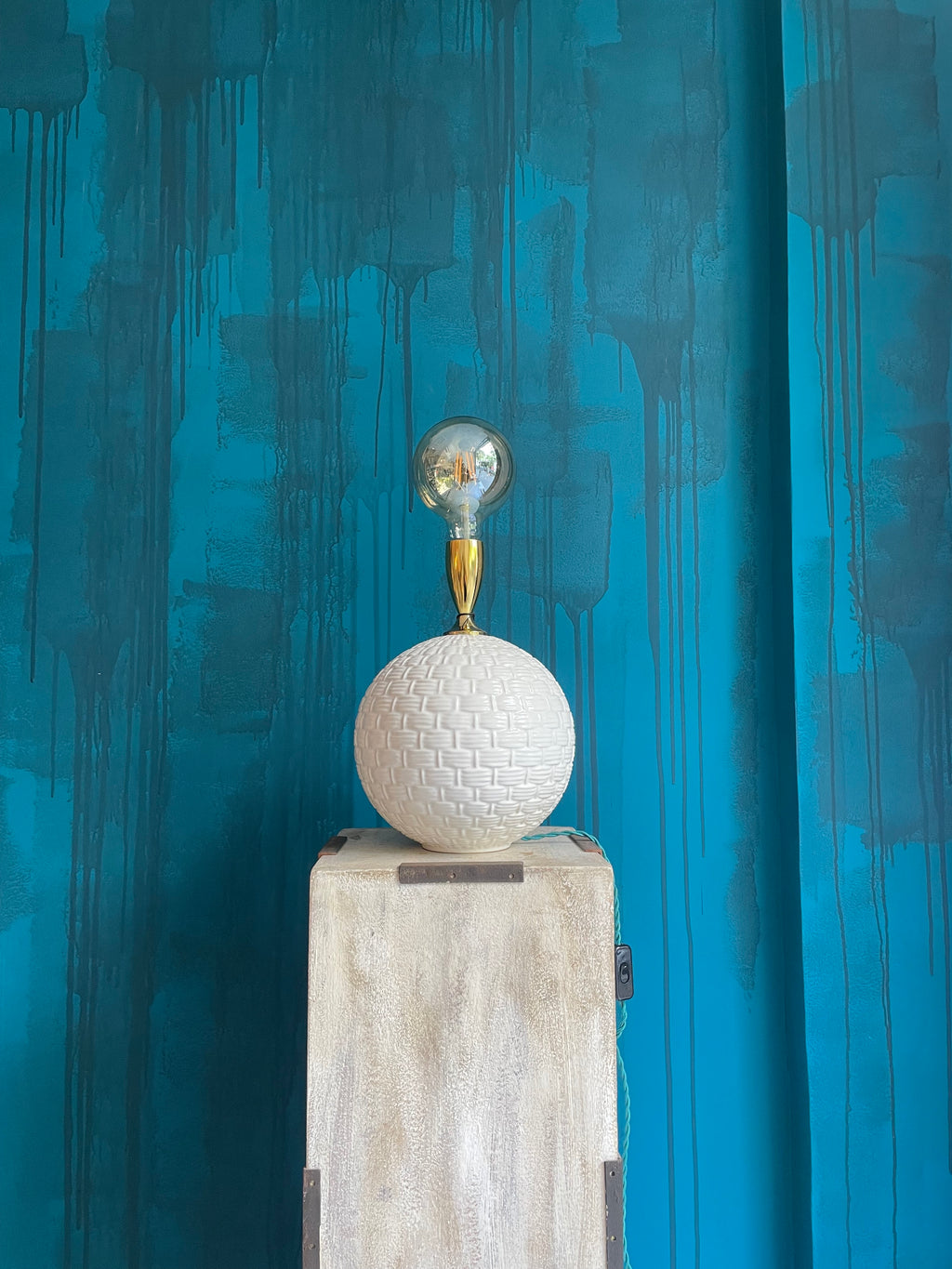 Lámpara Vintage de cerámica blanca con textura trenzada y casquillo dorado