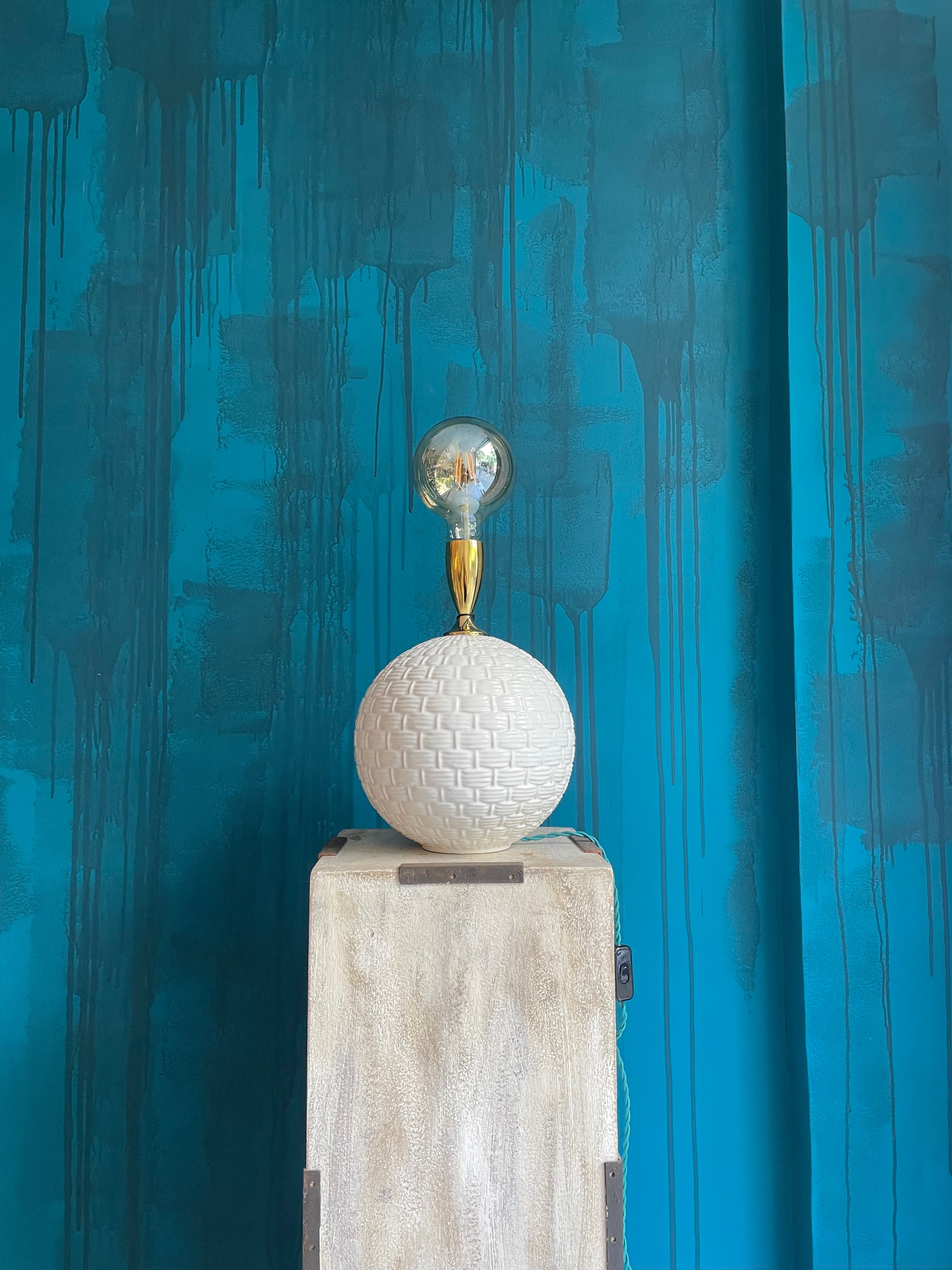 Lámpara Vintage de cerámica blanca con textura trenzada y casquillo dorado