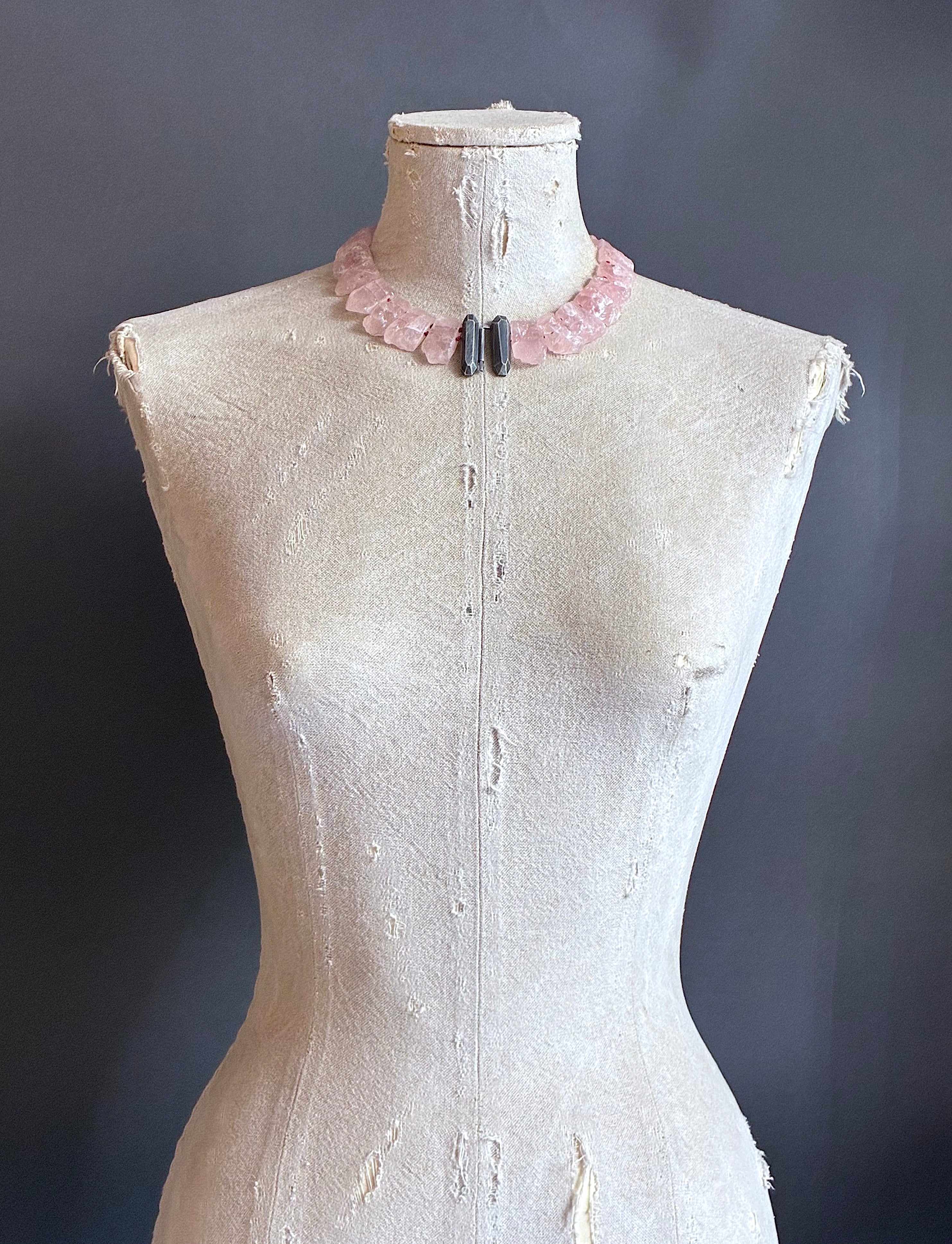 Collar de Cuarzo Rosa Bruto con Cierre Frontal de Plata Oxidada.